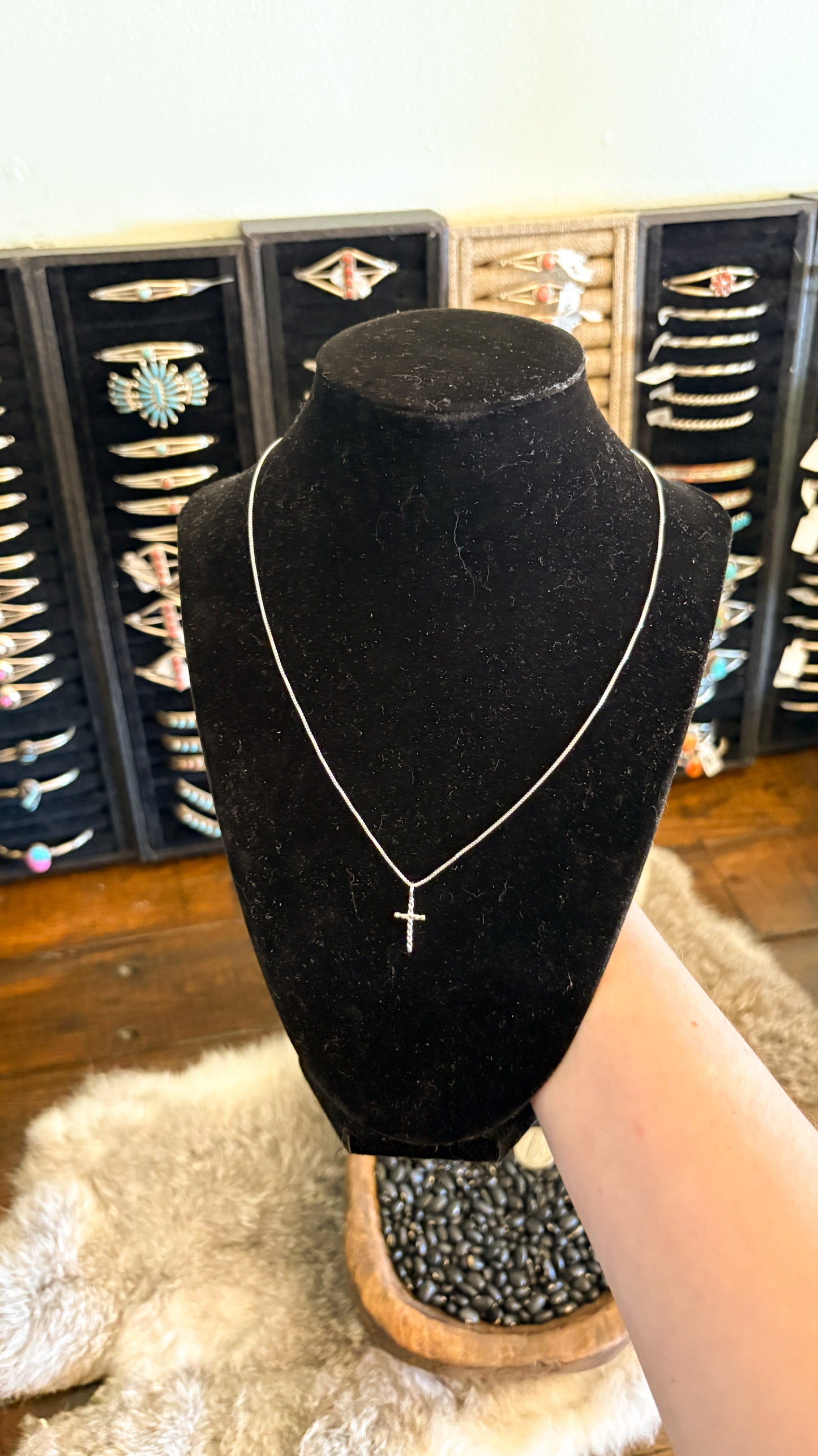 POLISHED ROPE TWIST MINI CROSS PENDANT