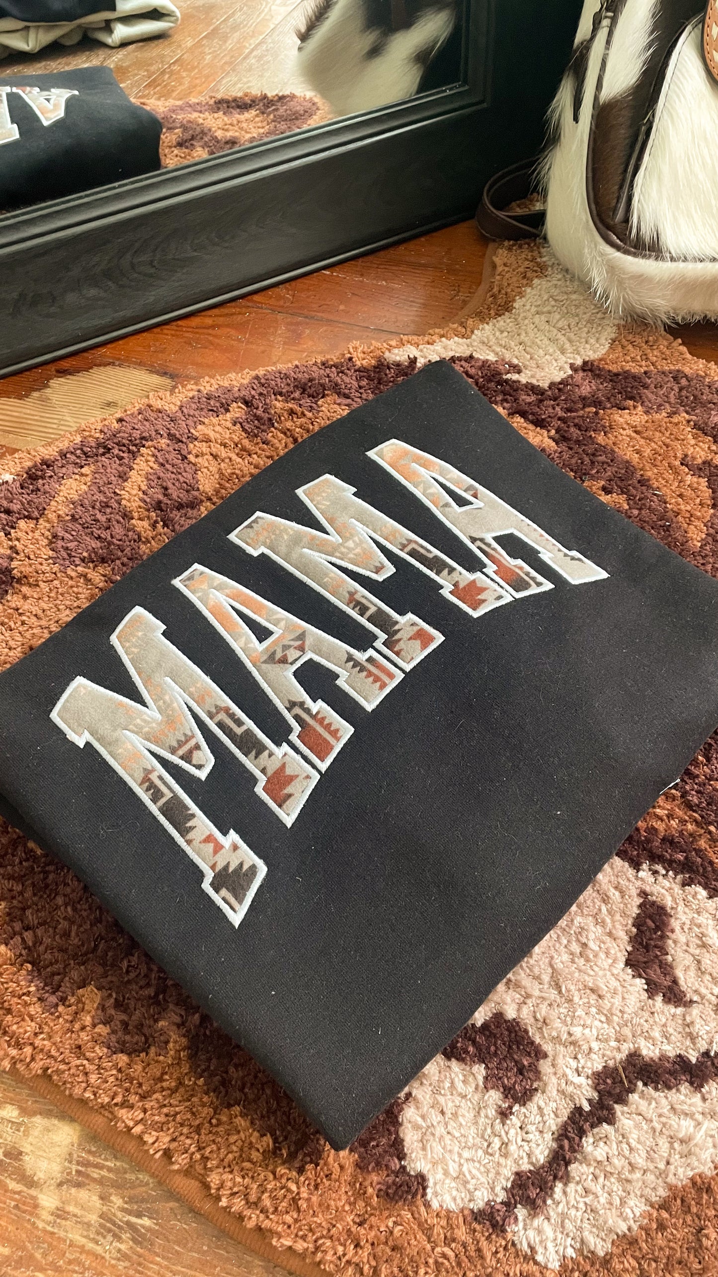 EMBROIDERED SWEATSHIRT