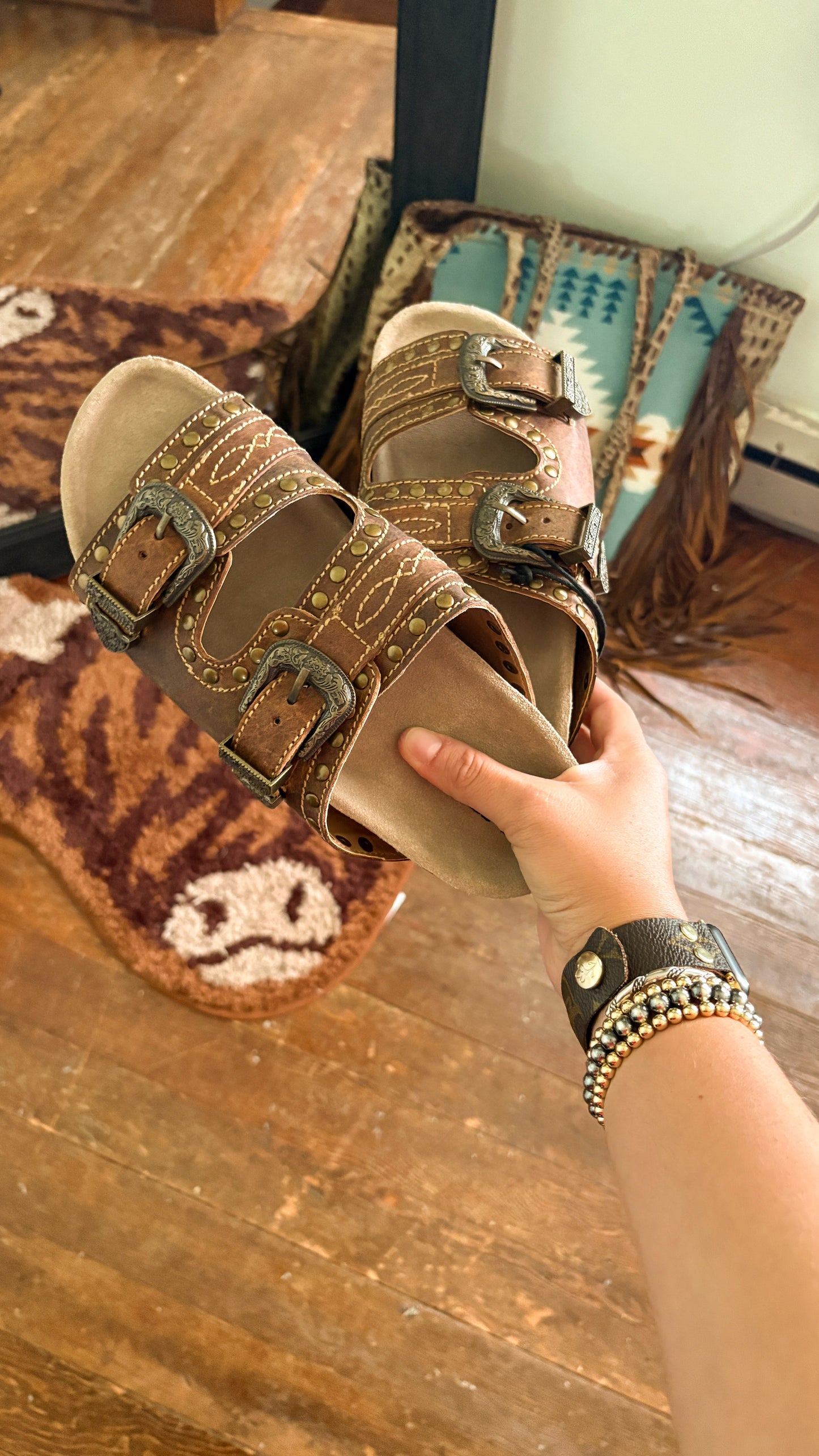 BUCKLE SANDALS