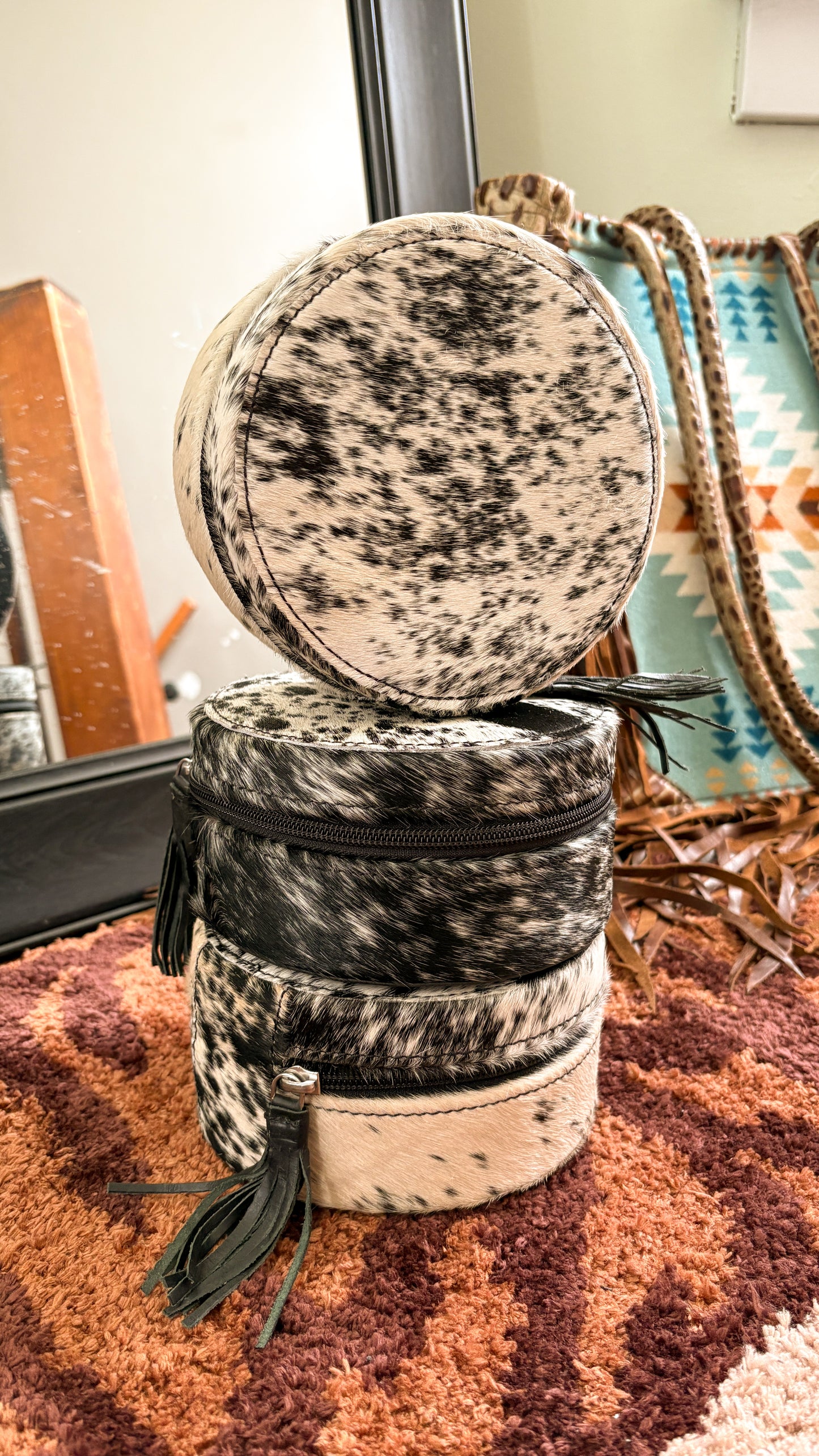 BLACK ROUND COWHIDE JEWELRY BOX