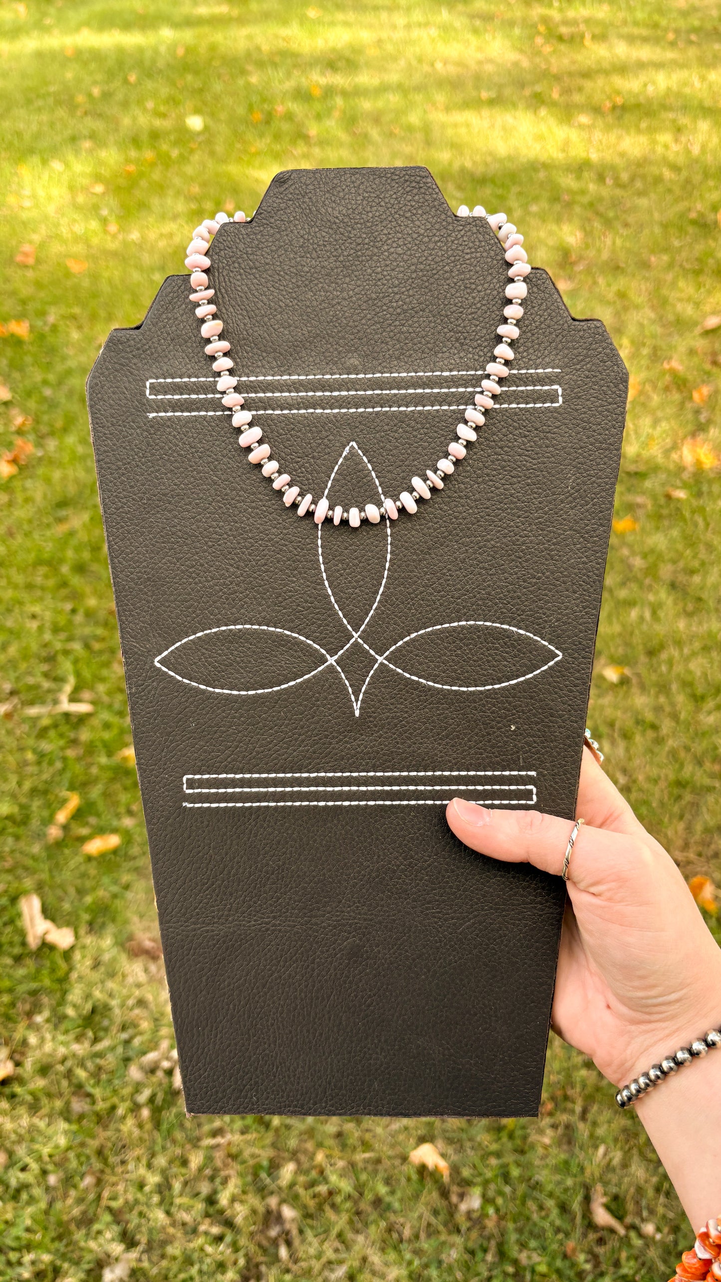 PINK CONCH CHIP CHOKER