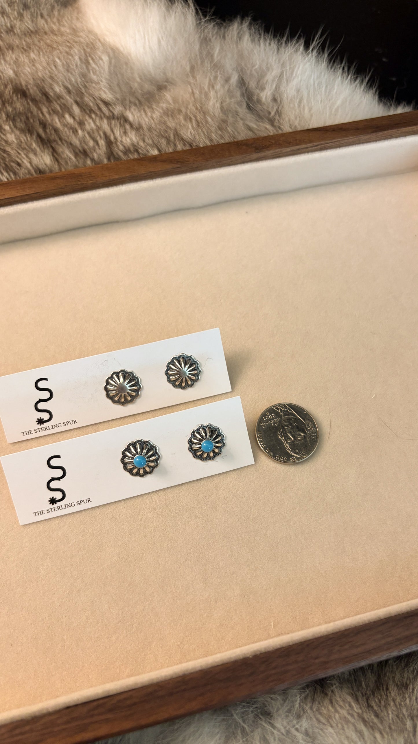 ROUND MINI SCALLOPED DETAIL CONCHO STUD EARRINGS
