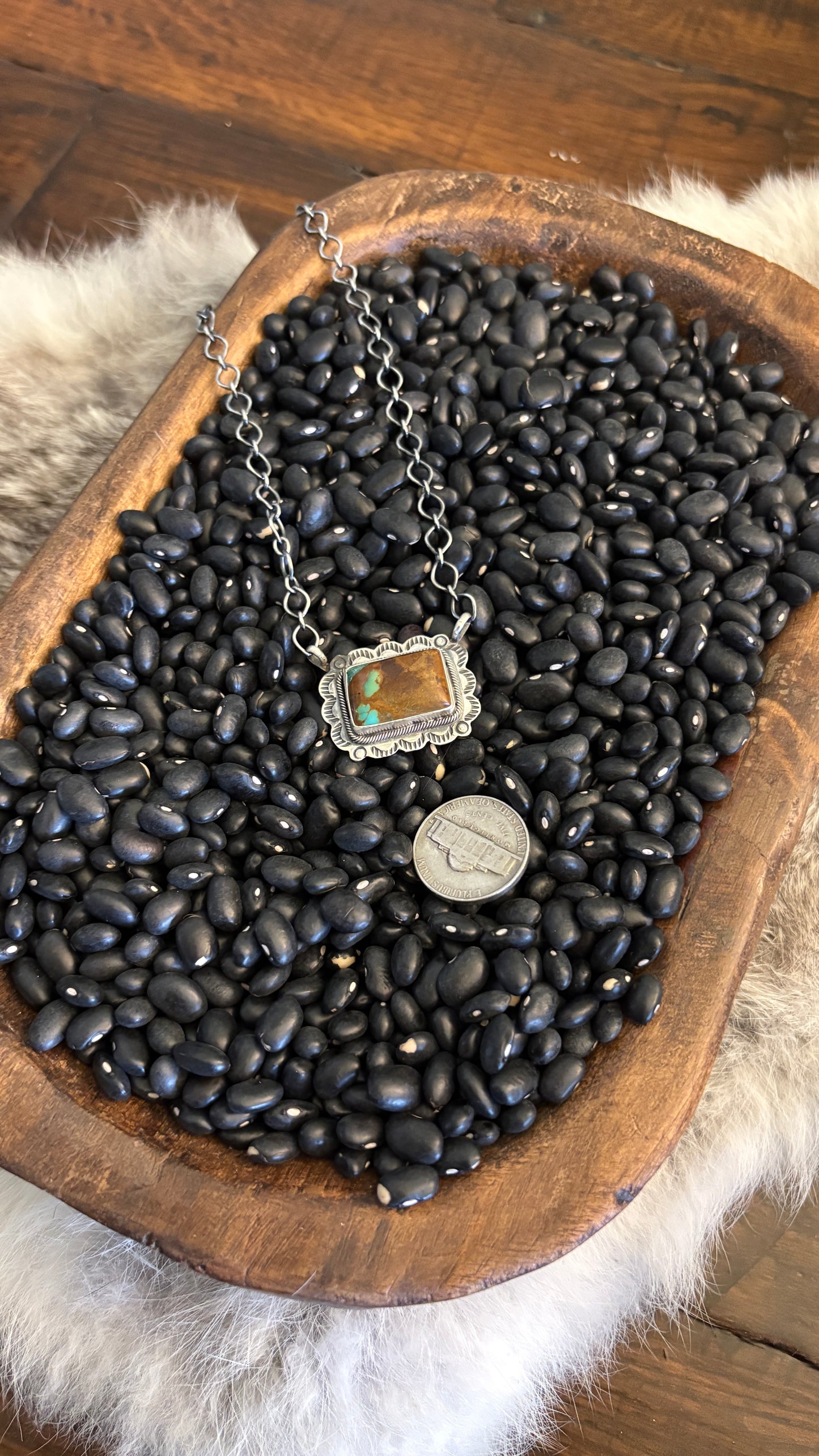 SCALLOPED EDGE STATEMENT NECKLACE