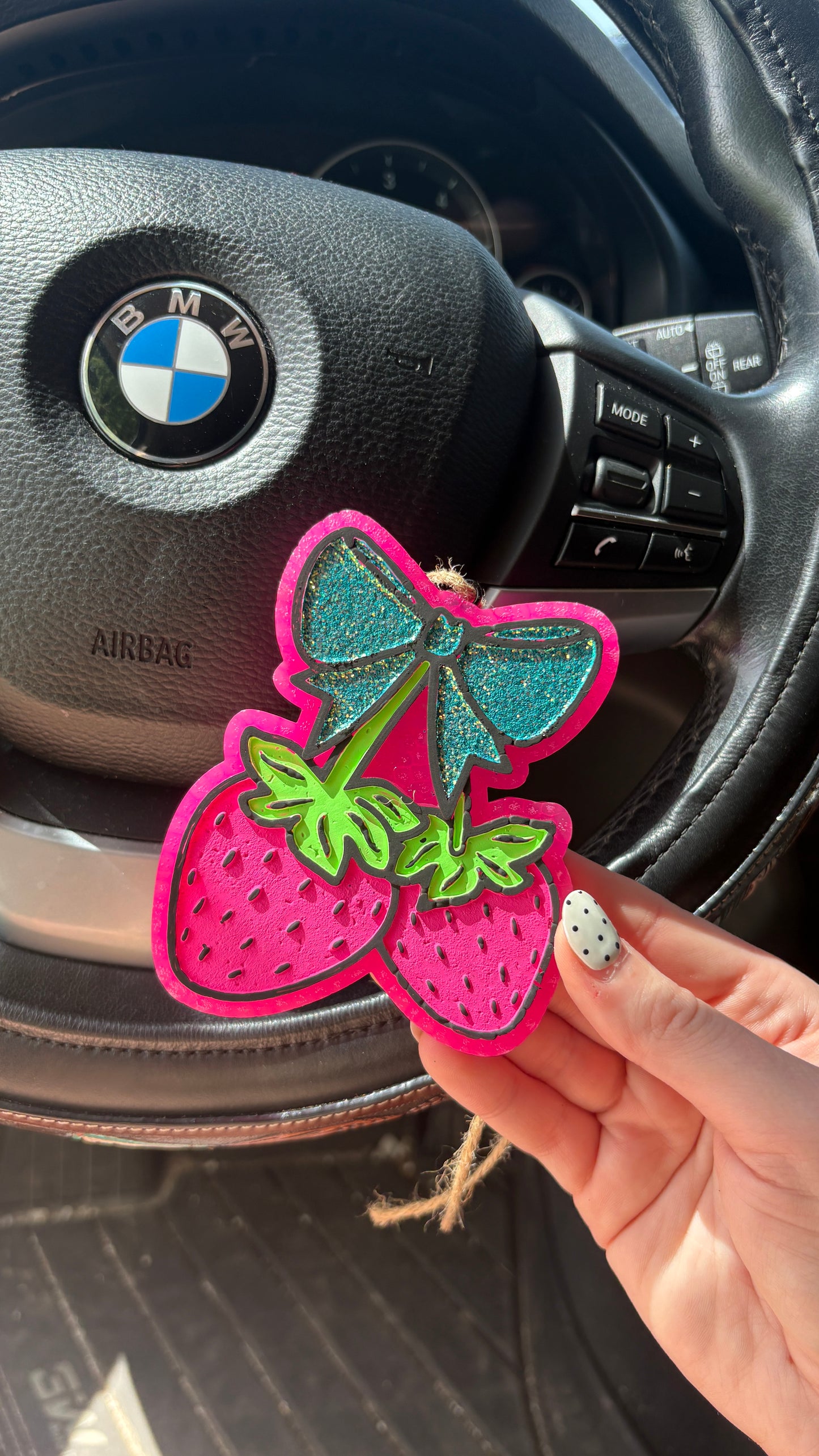 STRAWBERRY BOW FRESHIE - BERRIES & CREAM SCENT