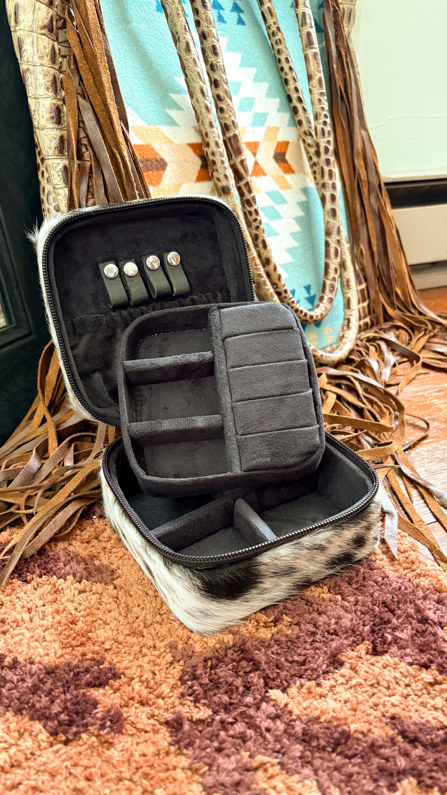 BLACK SQUARE COWHIDE JEWELRY BOX
