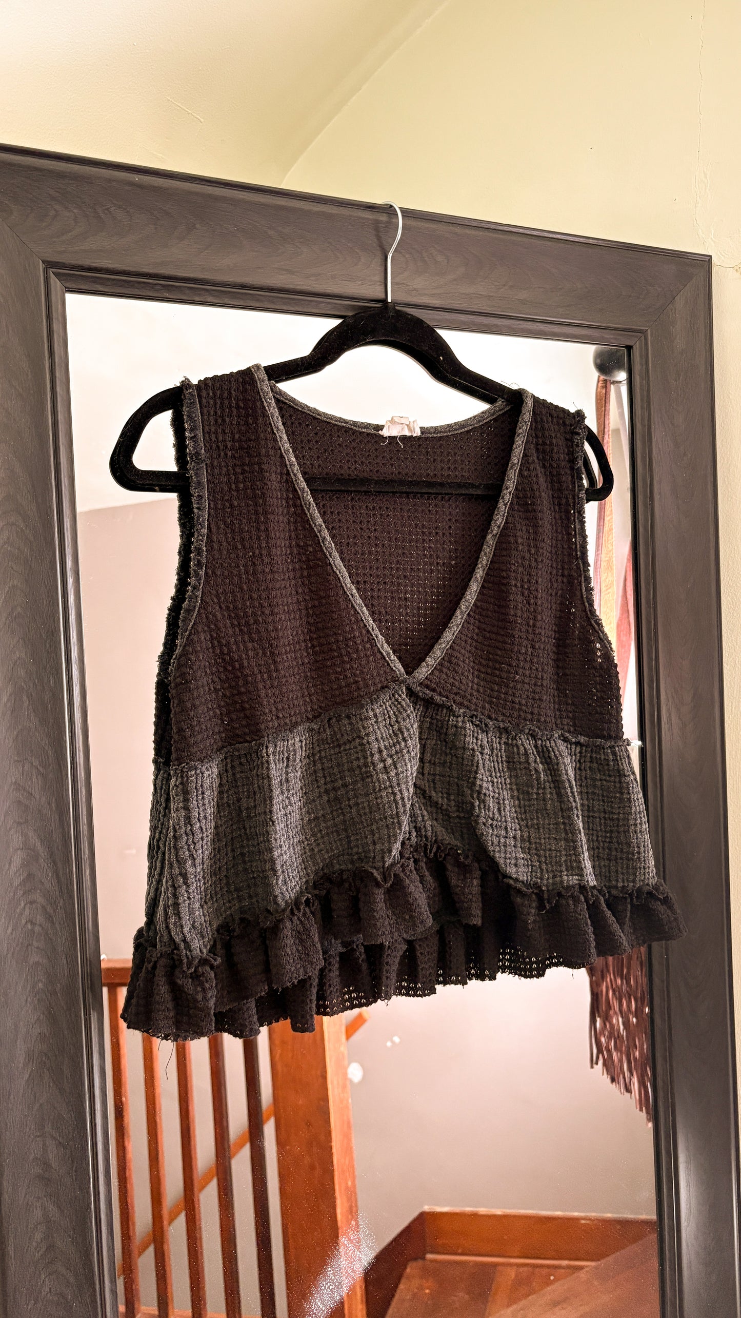 RUFFLE TANK TOP - BLACK