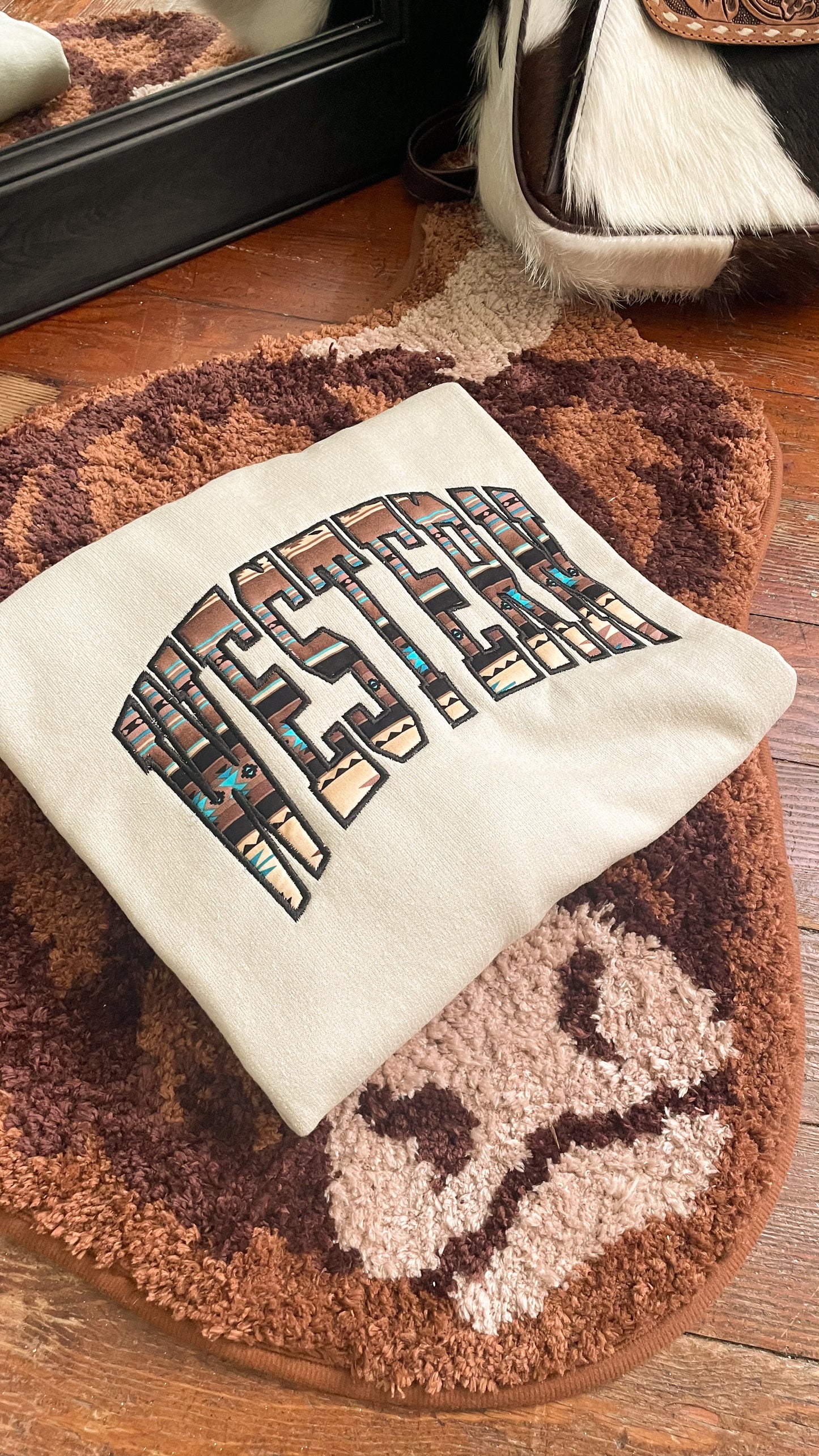 EMBROIDERED SWEATSHIRT