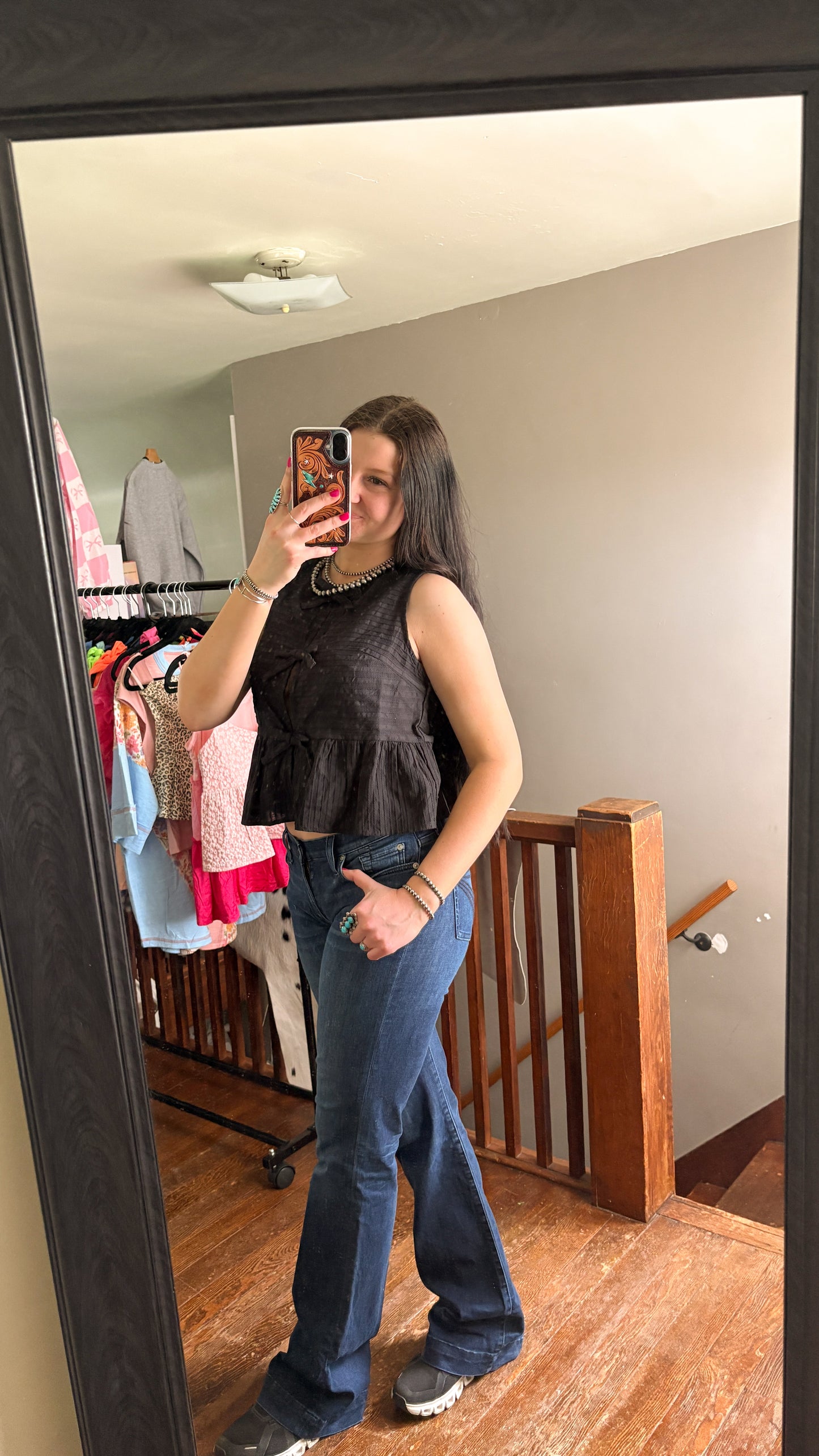 BLACK SLEEVELESS TIE TOP