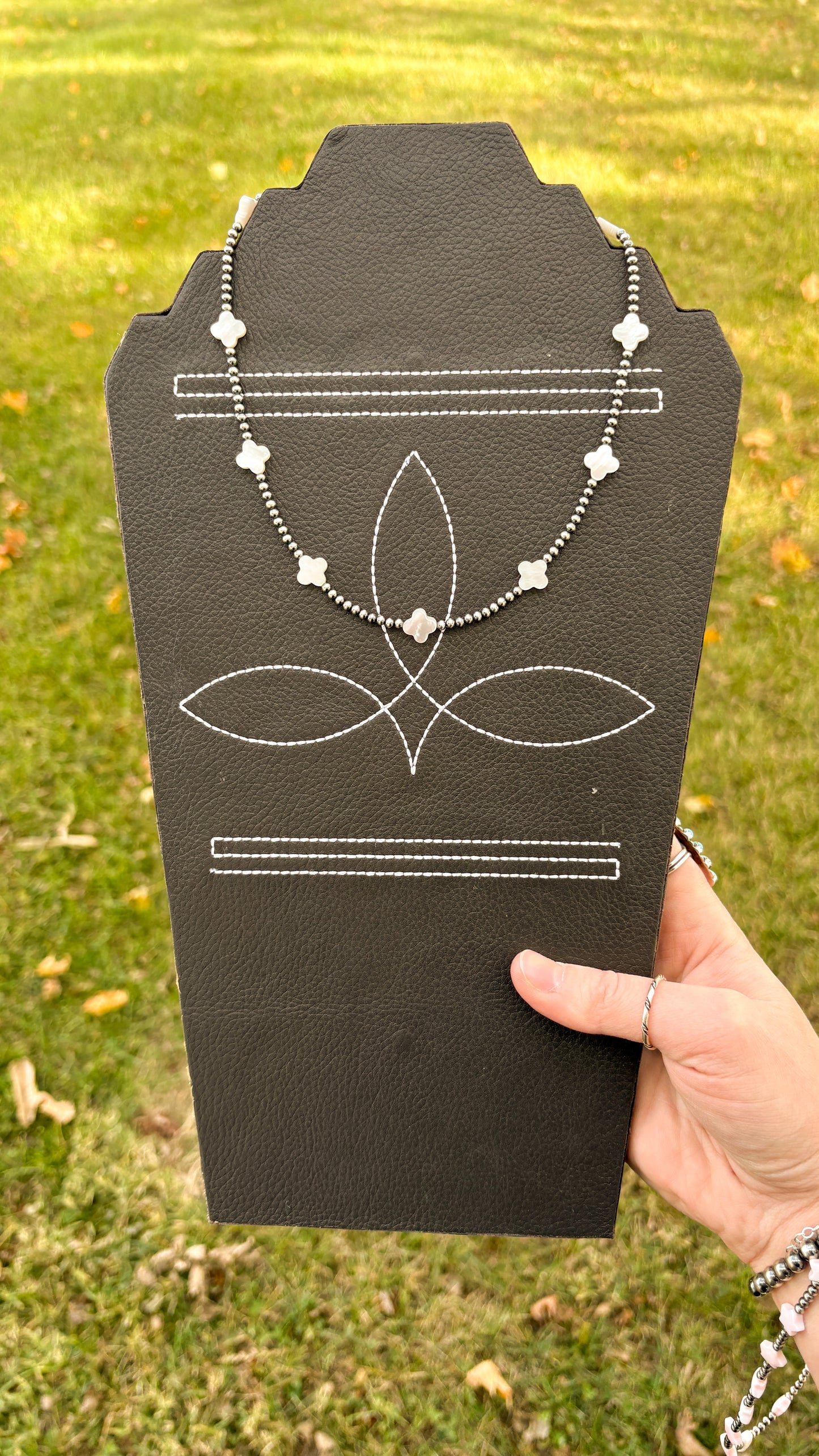 MOTHER OF PEARL CLOVER NECKLACE