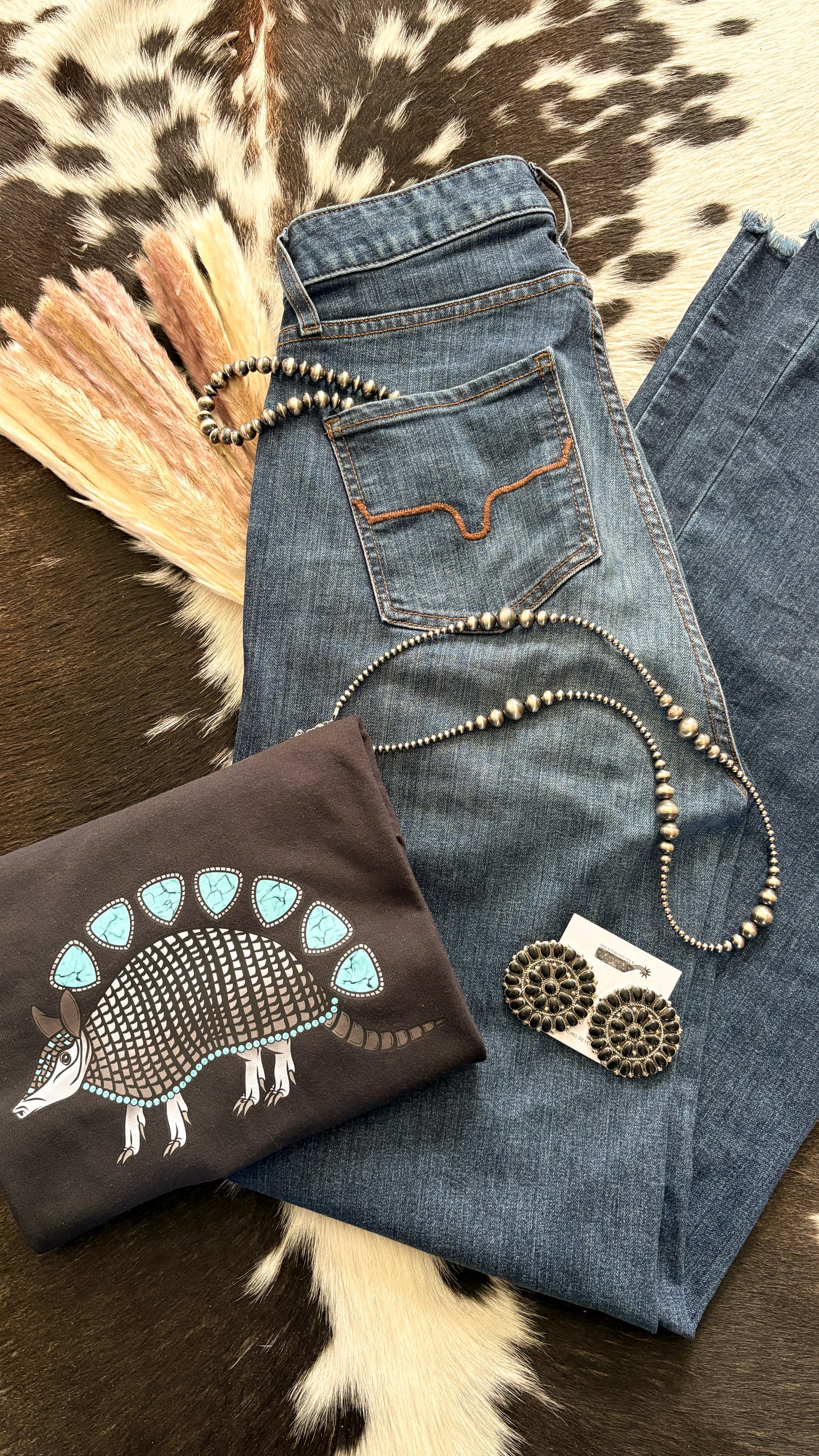 TURQUOISE ARMADILLO TEE