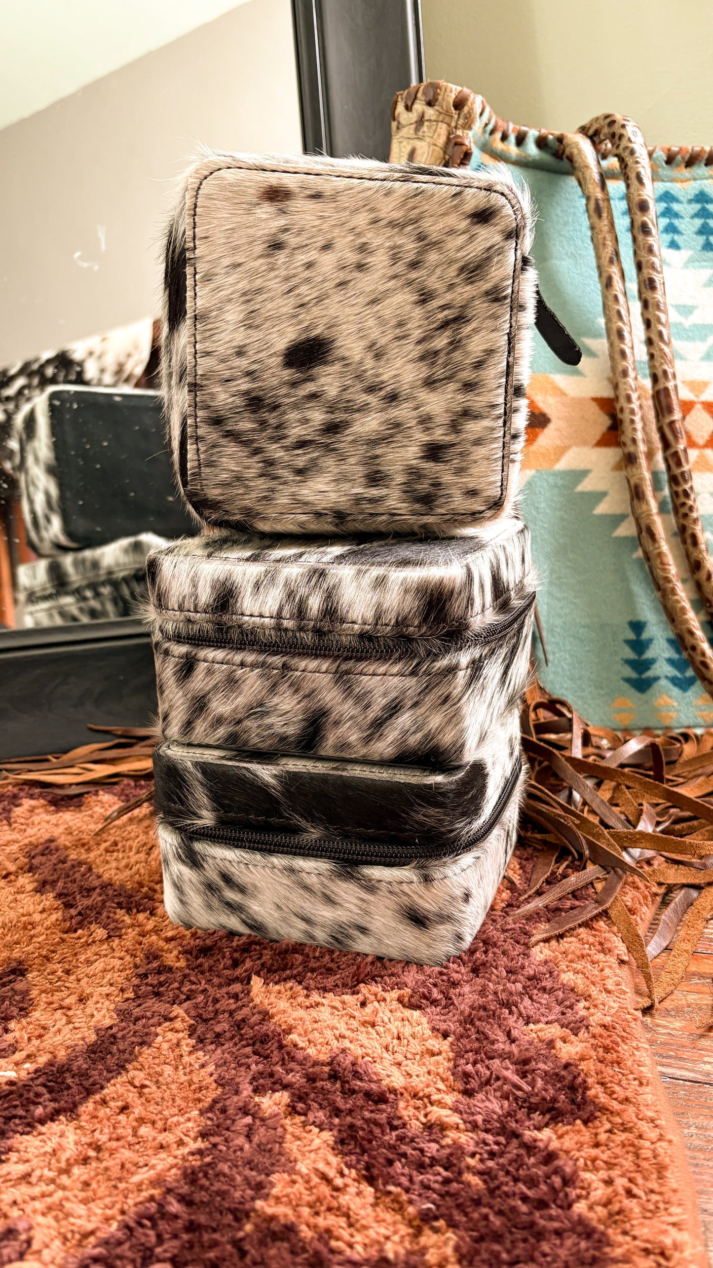 BLACK SQUARE COWHIDE JEWELRY BOX