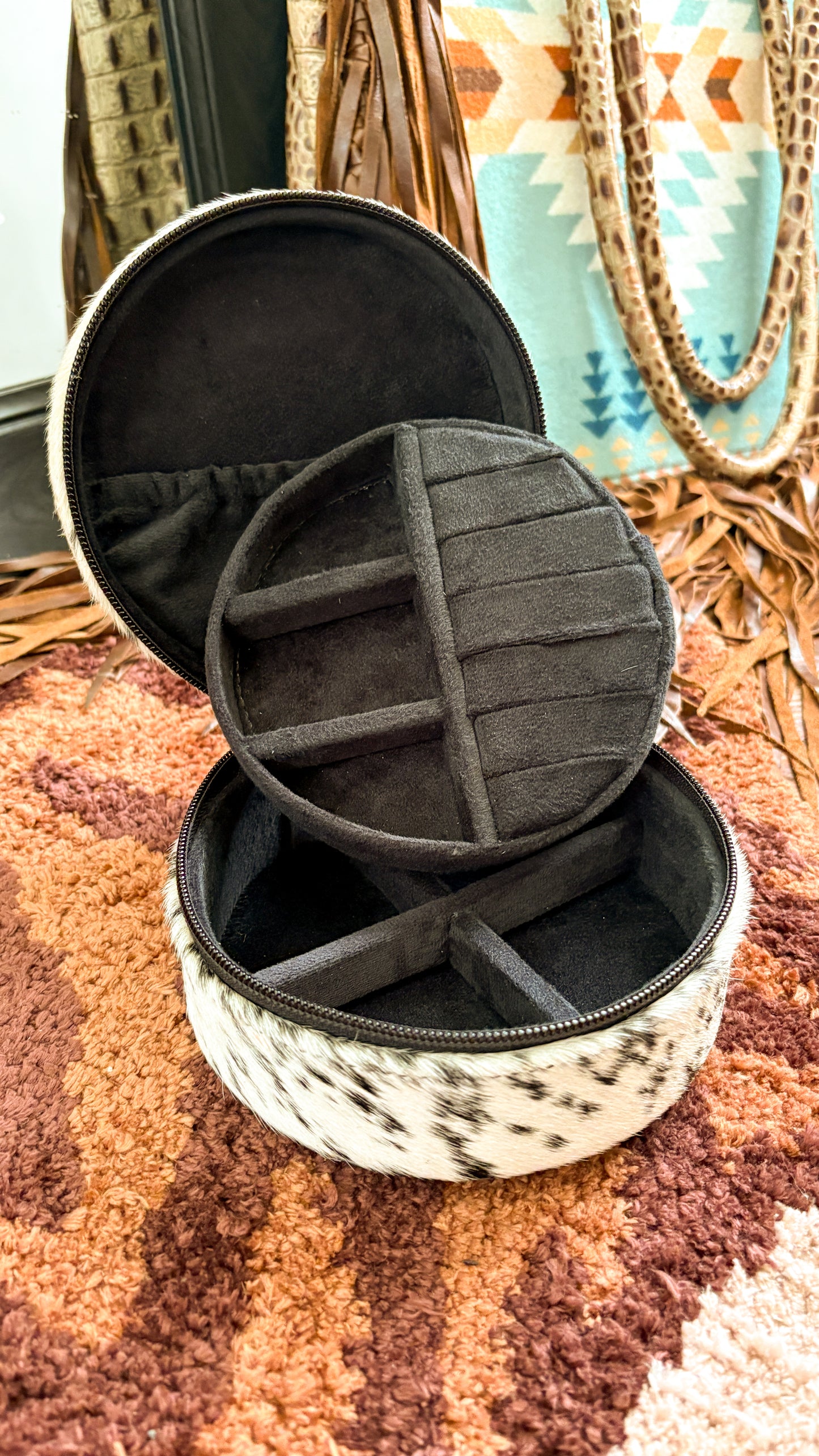 BLACK ROUND COWHIDE JEWELRY BOX