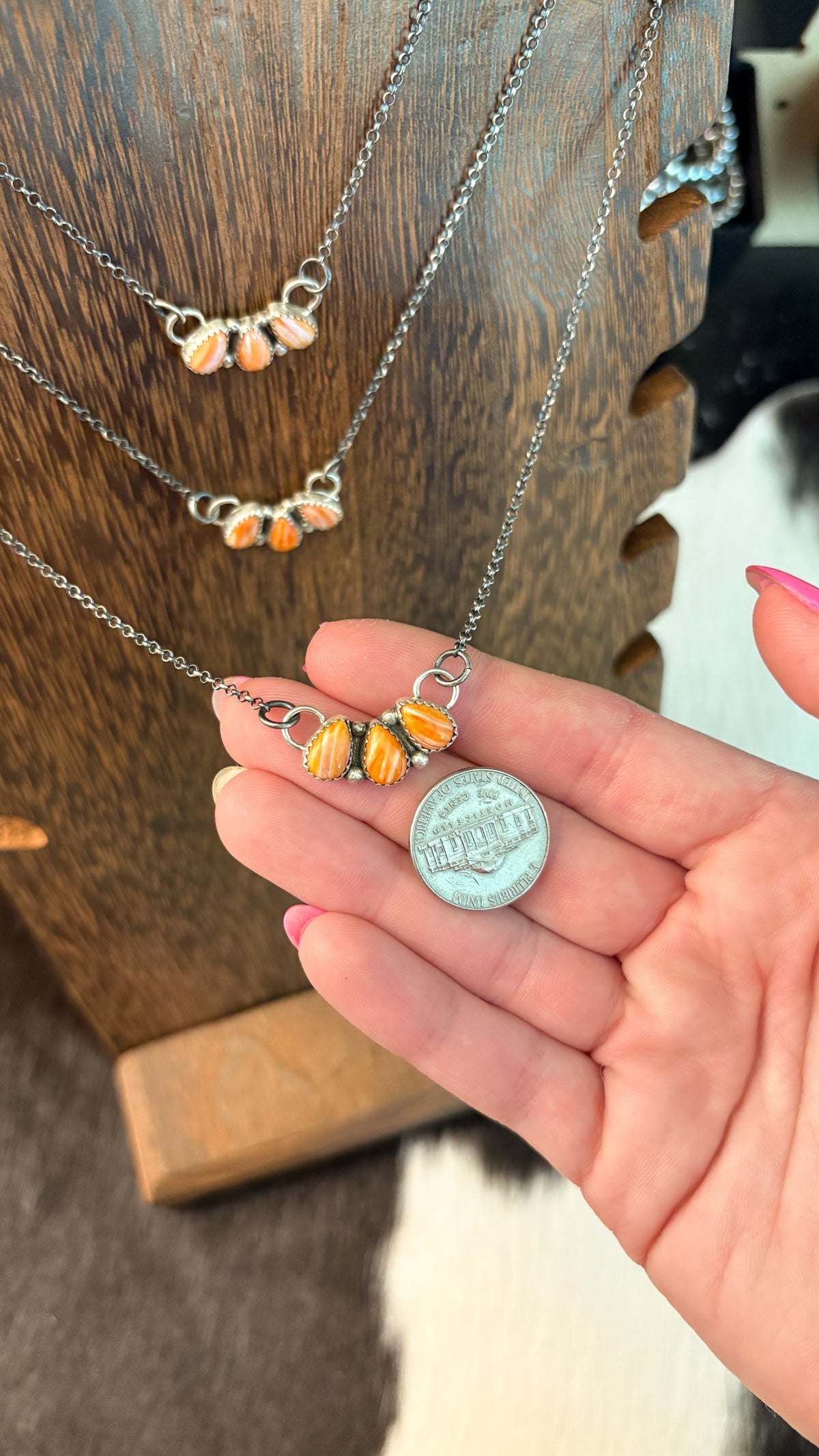 3 STONE ORANGE SPINY OYSTER BAR NECKLACE