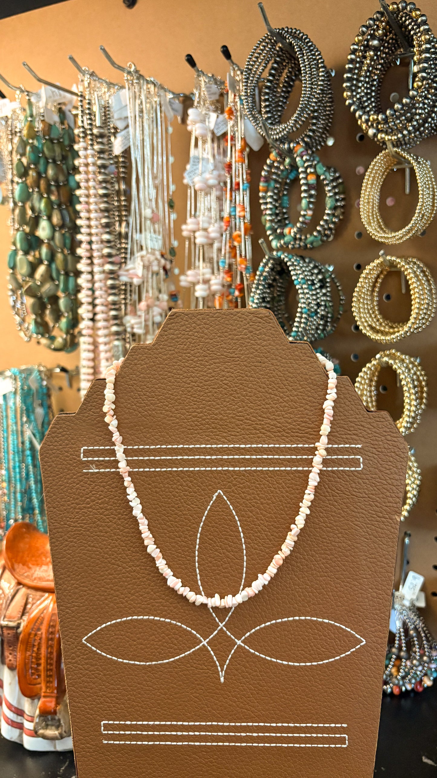 PINK CONCH CHIP NECKLACE