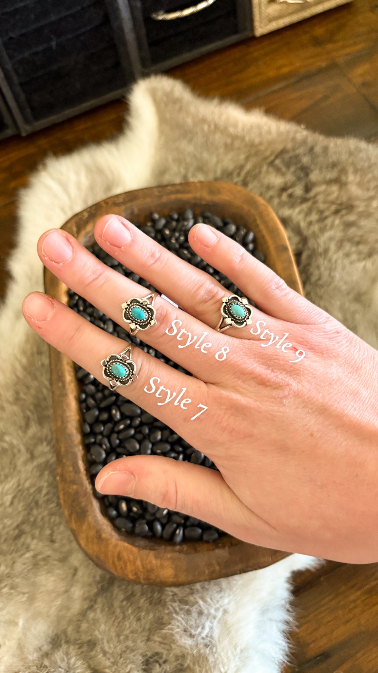 TURQUOISE RING W STERLING SILVER DETAIL