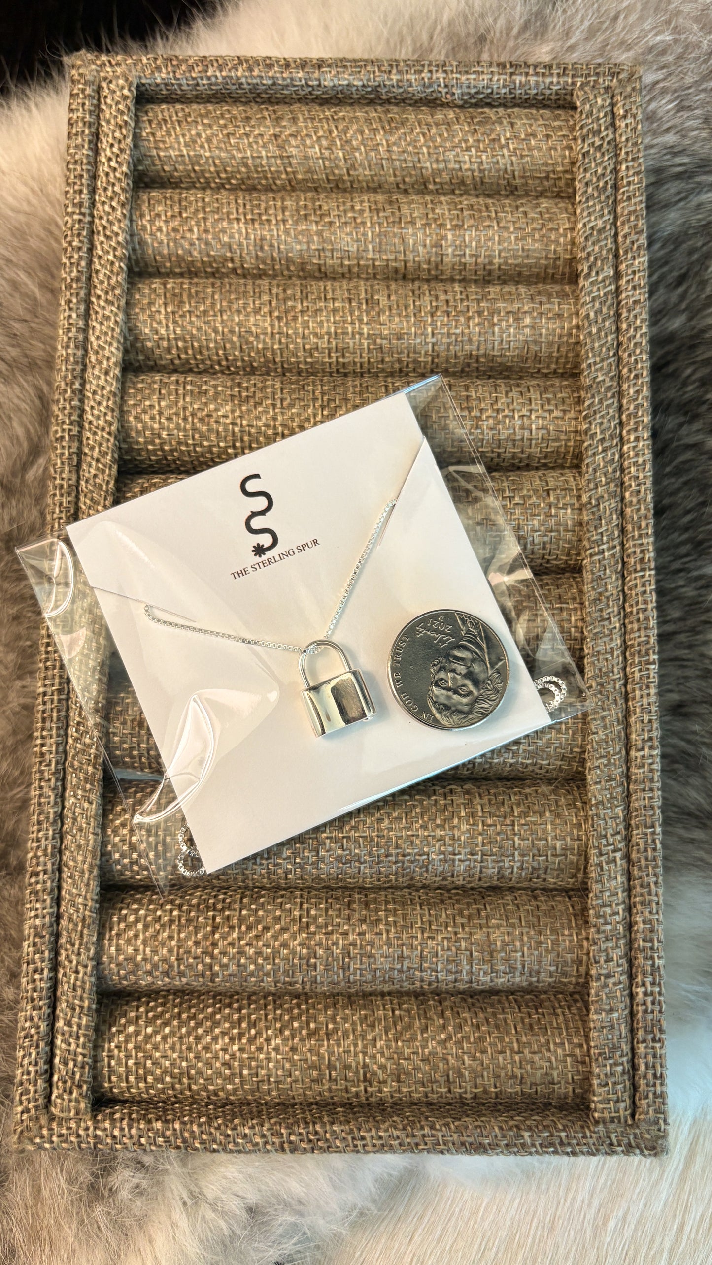 LOCKET PENDANT NECKLACE