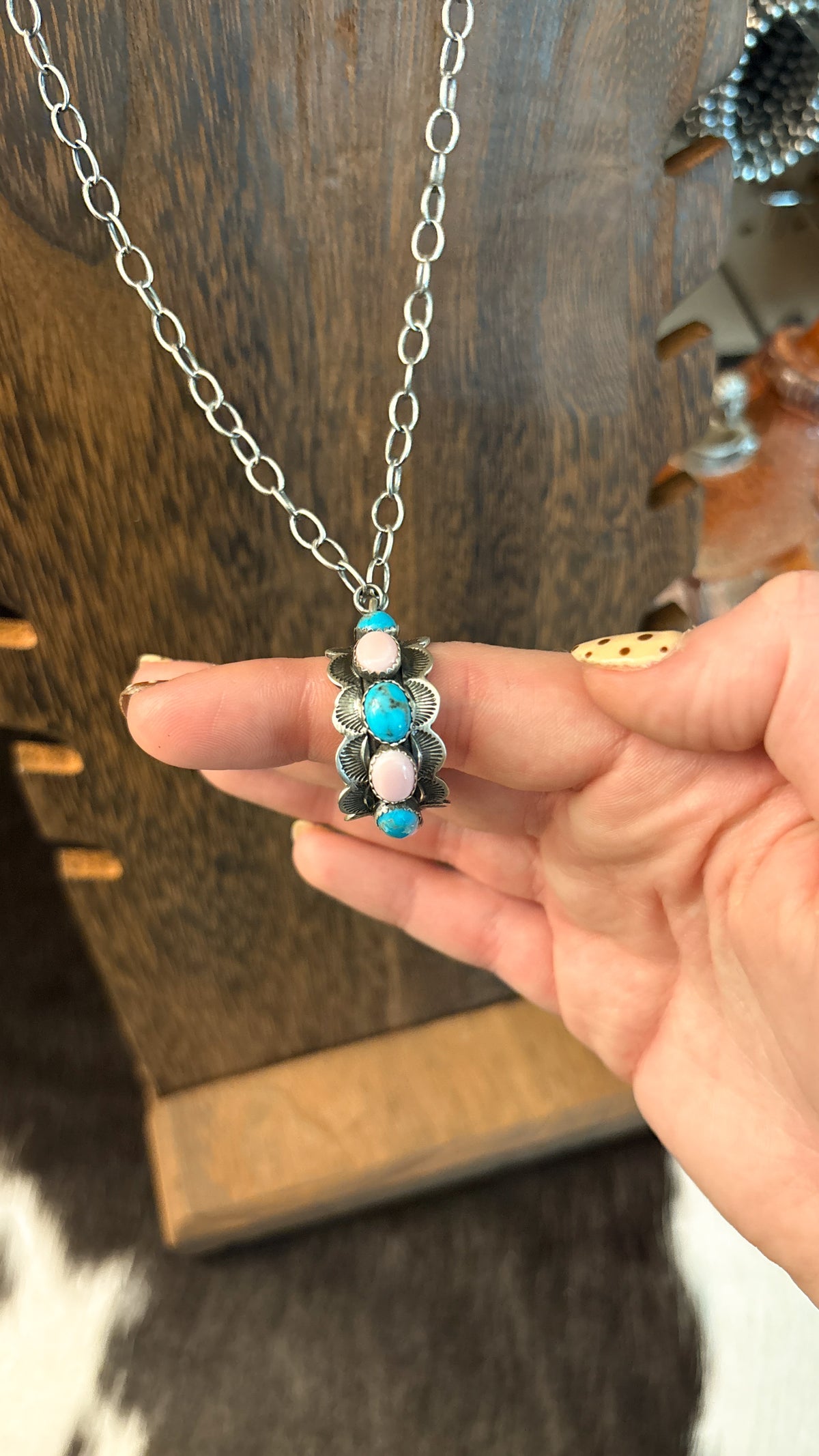 TURQUOISE & PINK CONCH LOOP NECKLACE