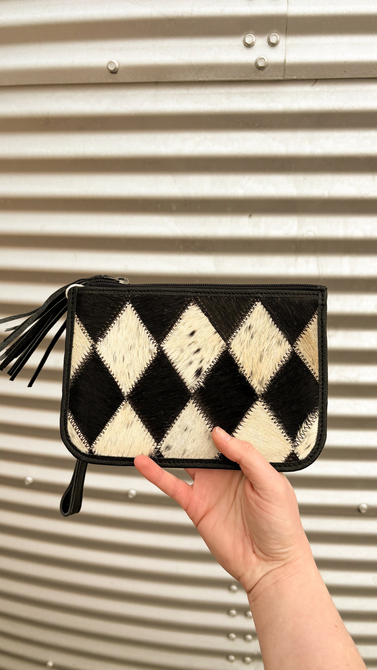 DIAMOND PATTERN COWHIDE WRISTLET - BLACK