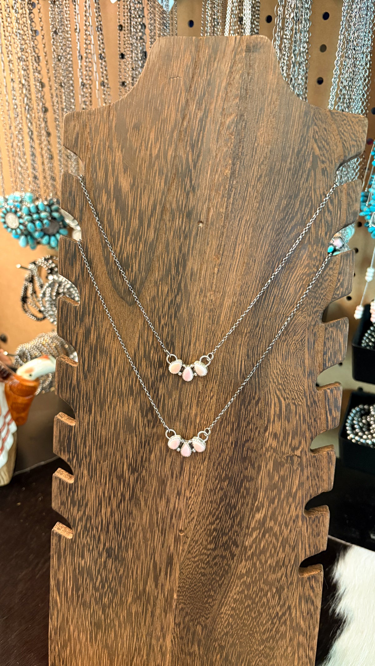3 STONE PINK CONCH BAR NECKLACE