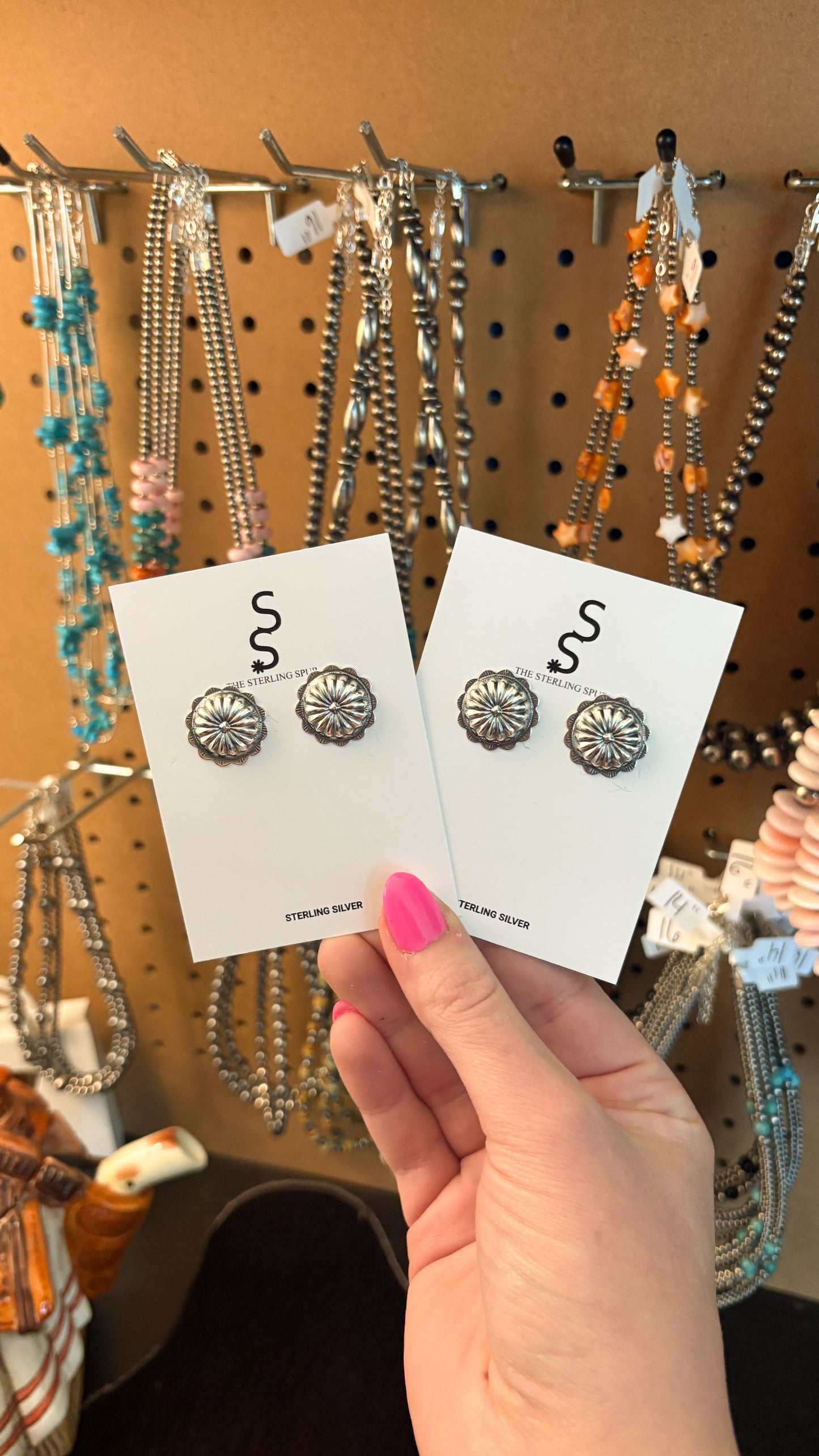 PLAIN CONCHO EARRINGS W SCALLOPED DETAIL
