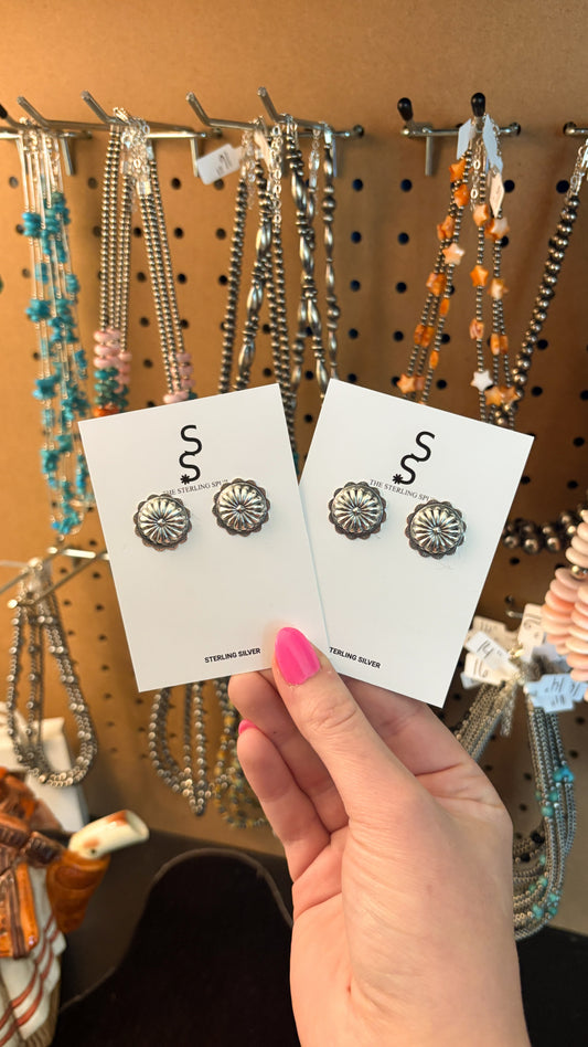 PLAIN CONCHO EARRINGS W SCALLOPED DETAIL