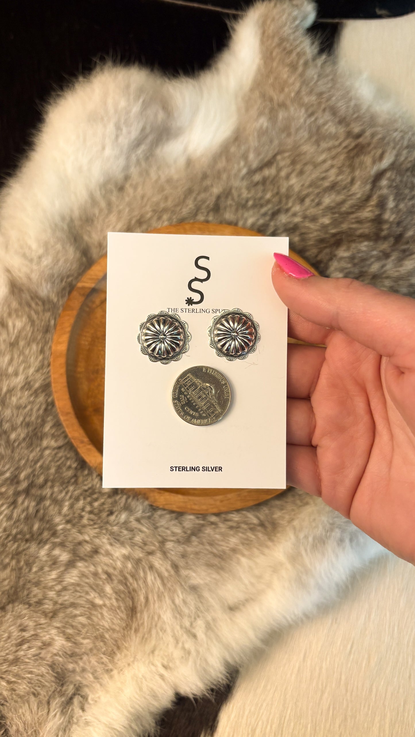PLAIN CONCHO EARRINGS W SCALLOPED DETAIL