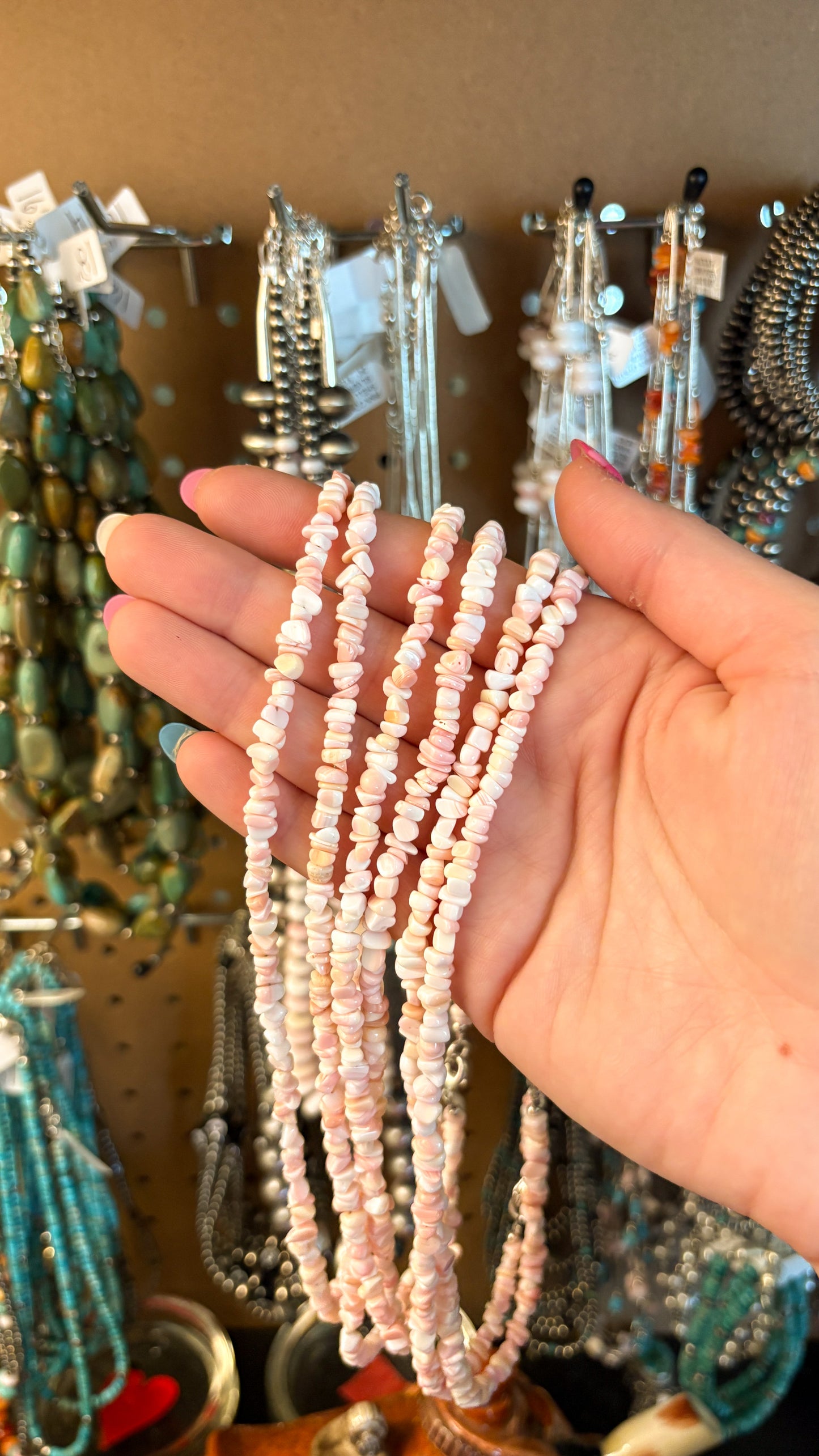 PINK CONCH CHIP NECKLACE