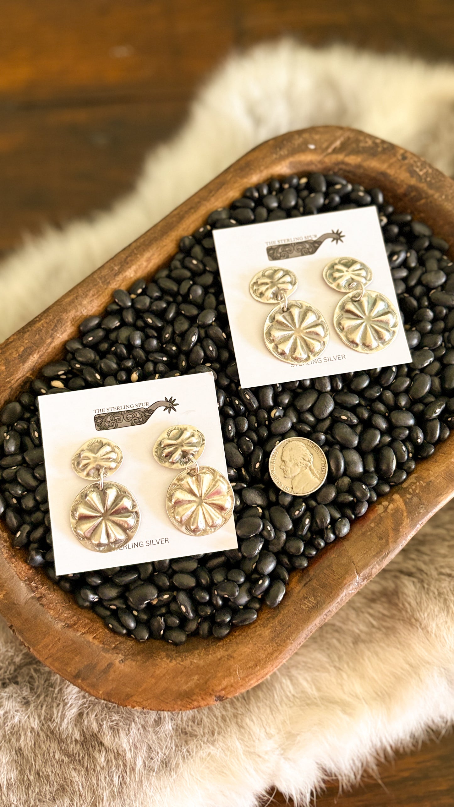 PLAIN CONCHO DANGLE EARRINGS