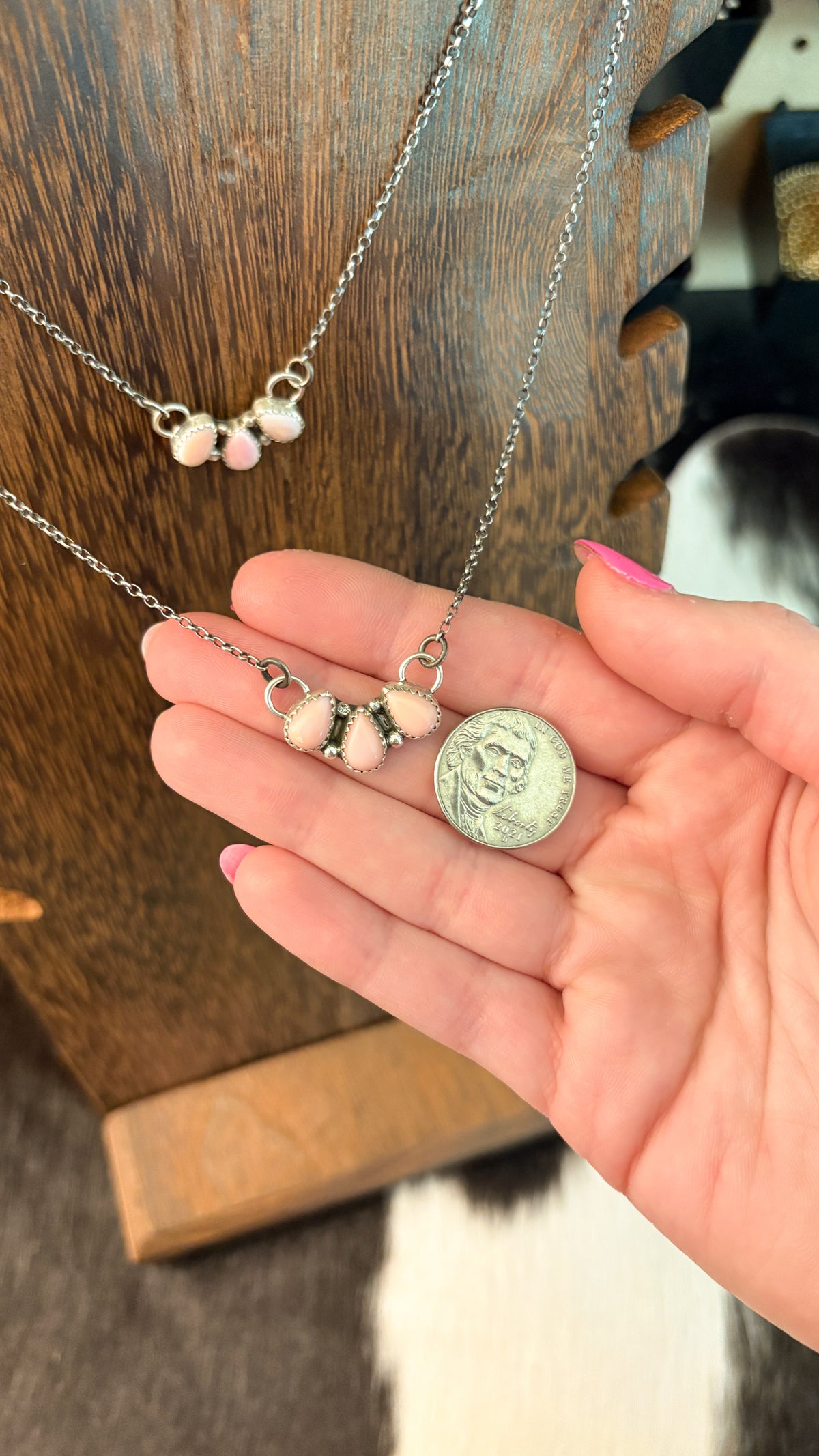 3 STONE PINK CONCH BAR NECKLACE
