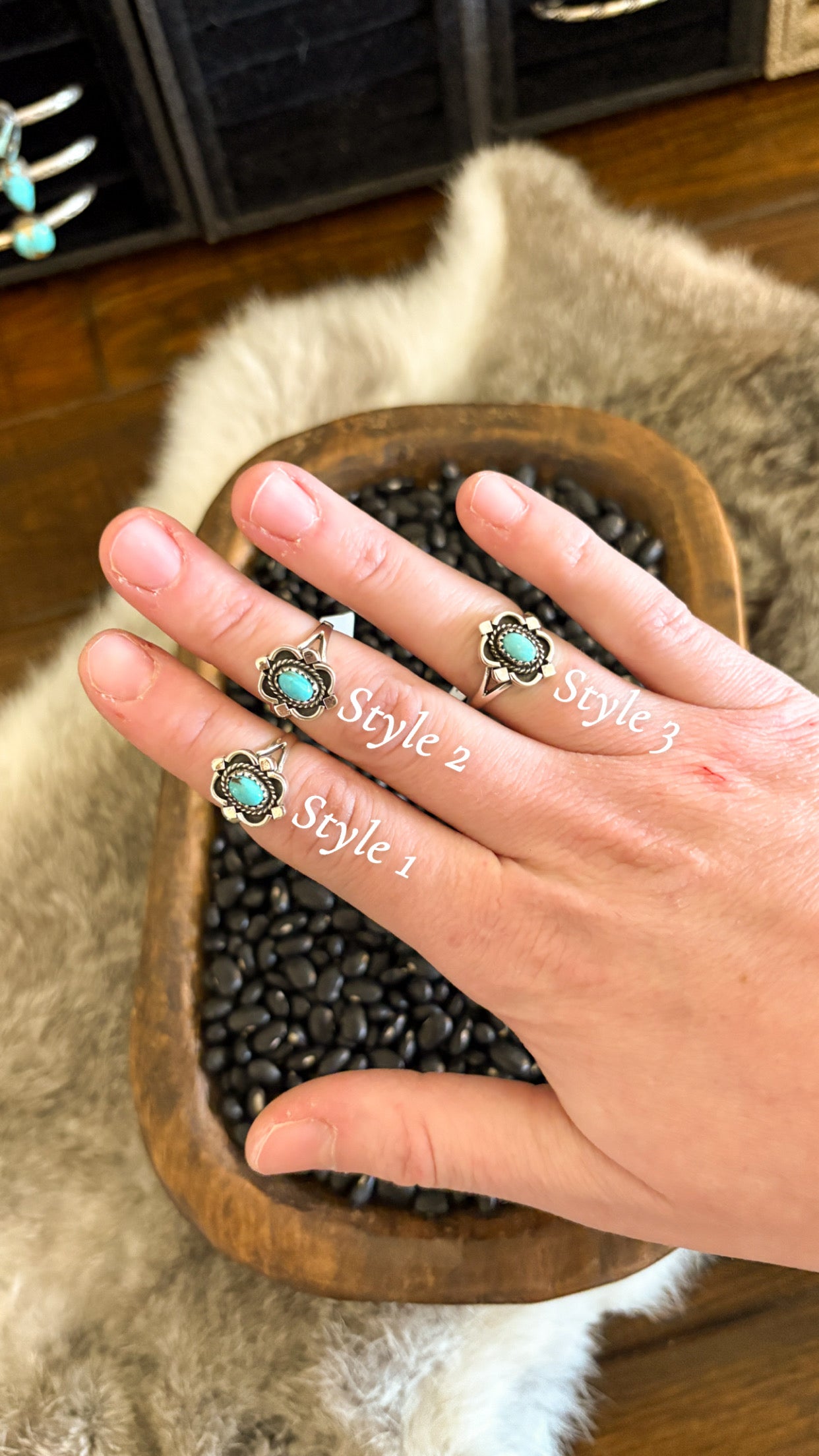 TURQUOISE RING W STERLING SILVER DETAIL