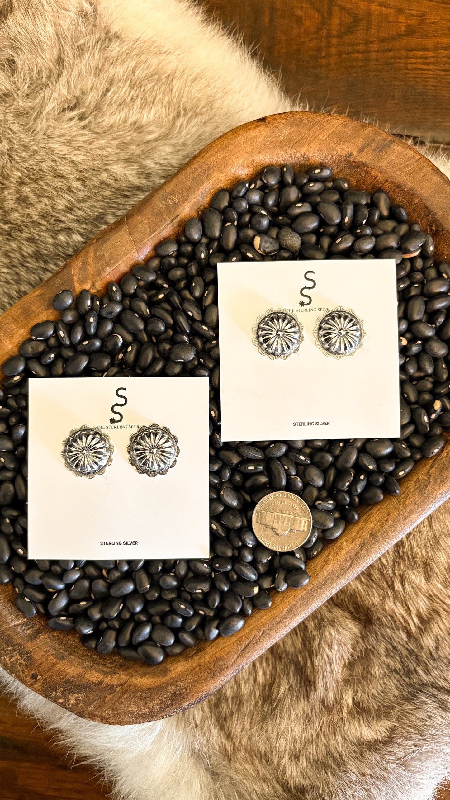 PLAIN CONCHO EARRINGS W SCALLOPED DETAIL