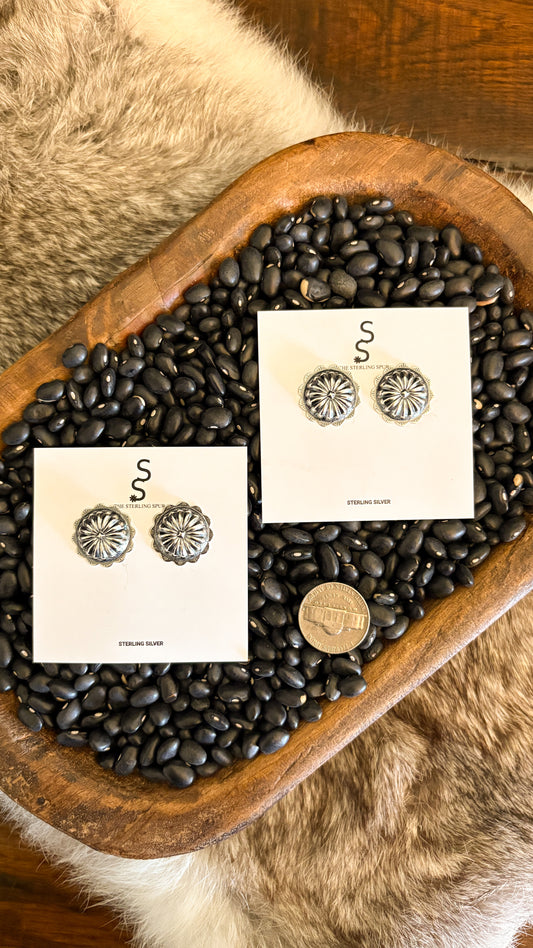 PLAIN CONCHO EARRINGS W SCALLOPED DETAIL