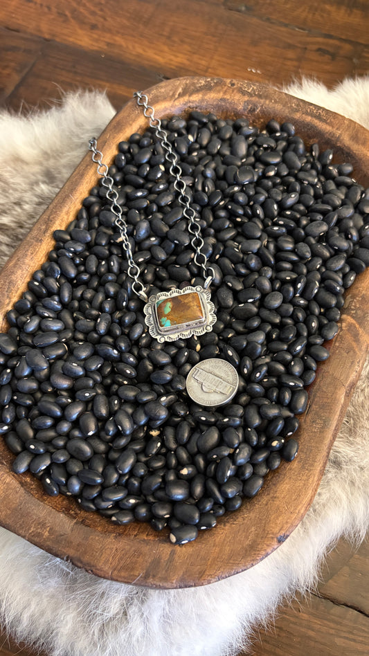 SCALLOPED EDGE STATEMENT NECKLACE