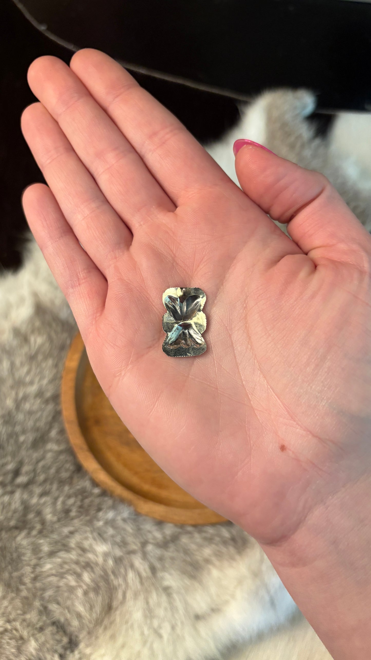 PLAIN CONCHO BOW TIE EARRINGS