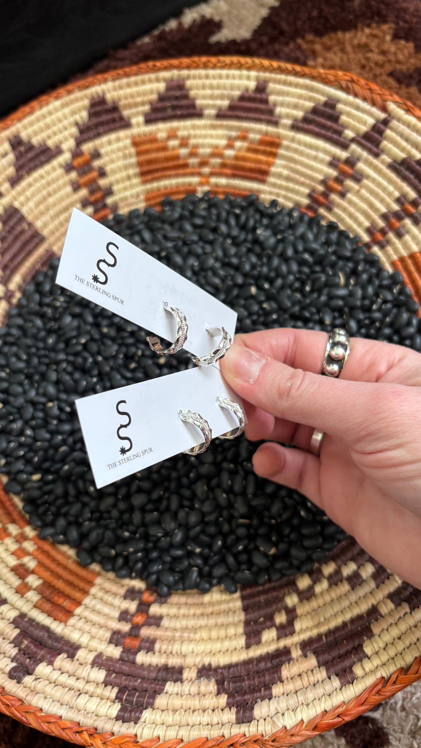 POLISHED DOUBLE WAVE HOOP EARRINGS