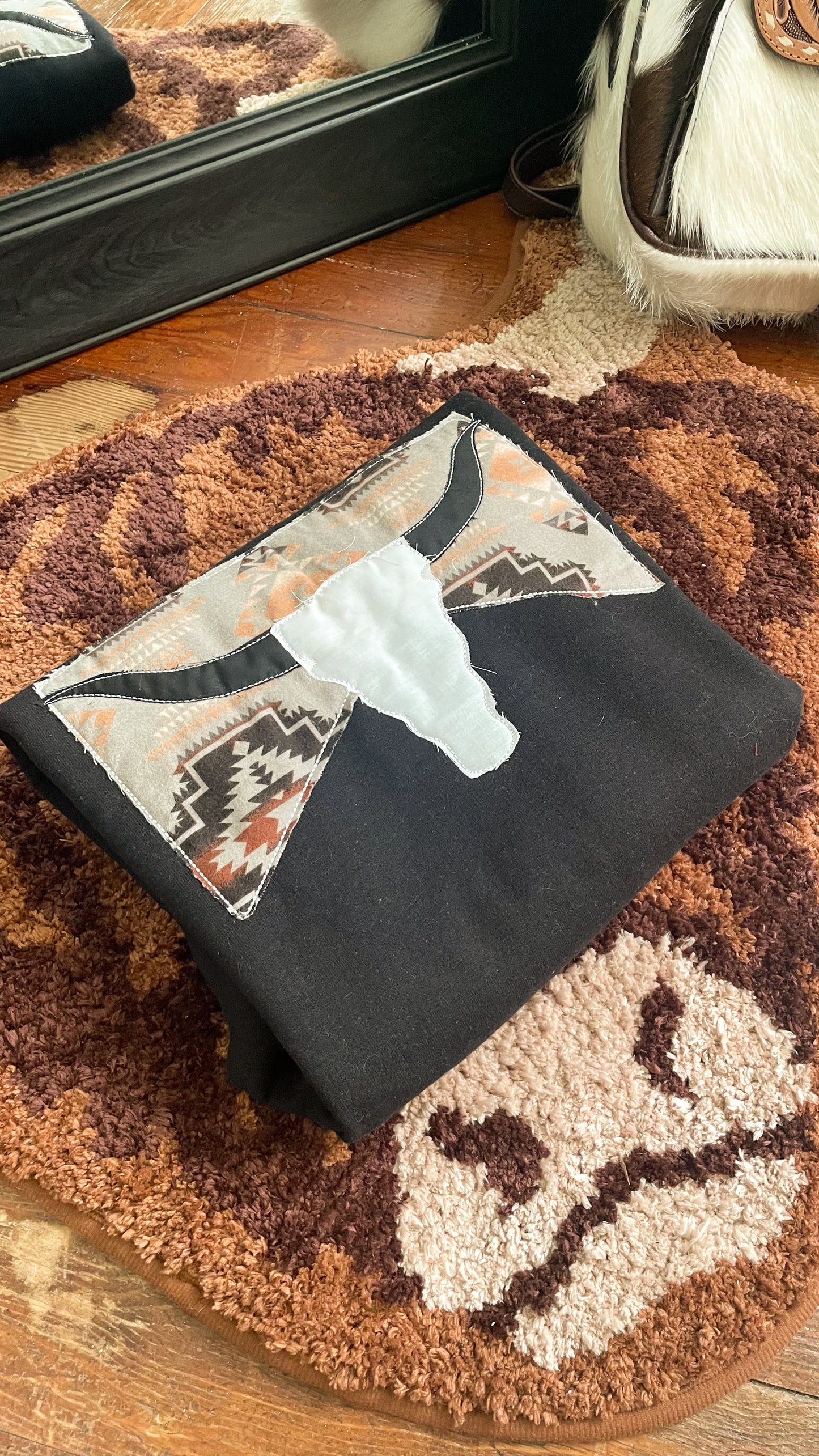 EMBROIDERED SWEATSHIRT