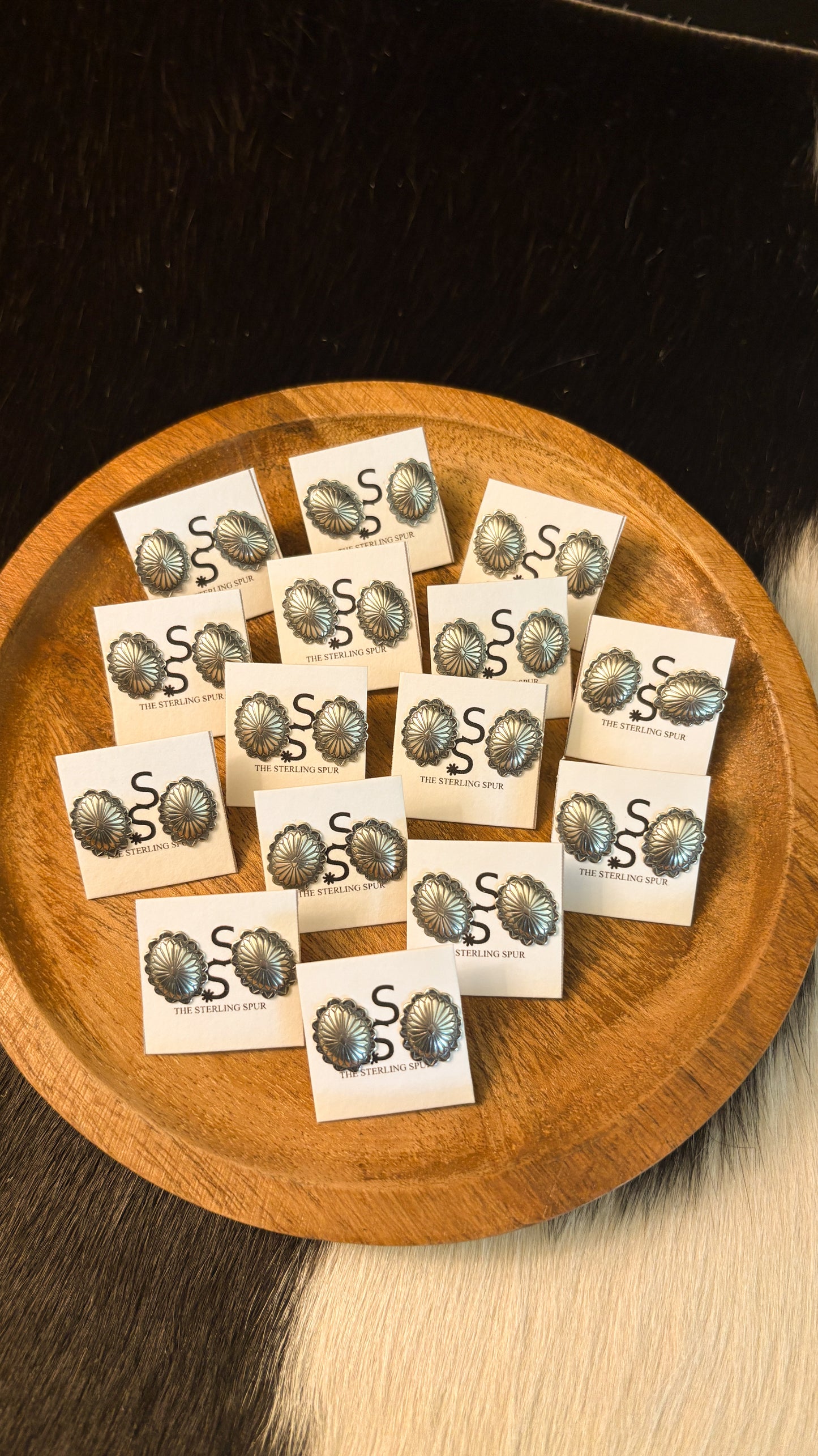 PLAIN MINI OVAL CONCHO EARRINGS