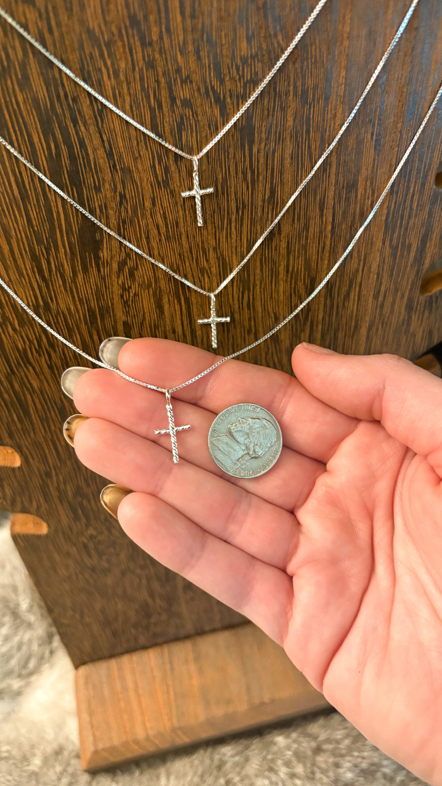 POLISHED ROPE TWIST MINI CROSS PENDANT