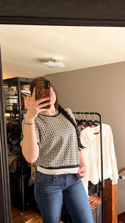 SCALLOPED SLEEVE BLACK & WHITE TOP