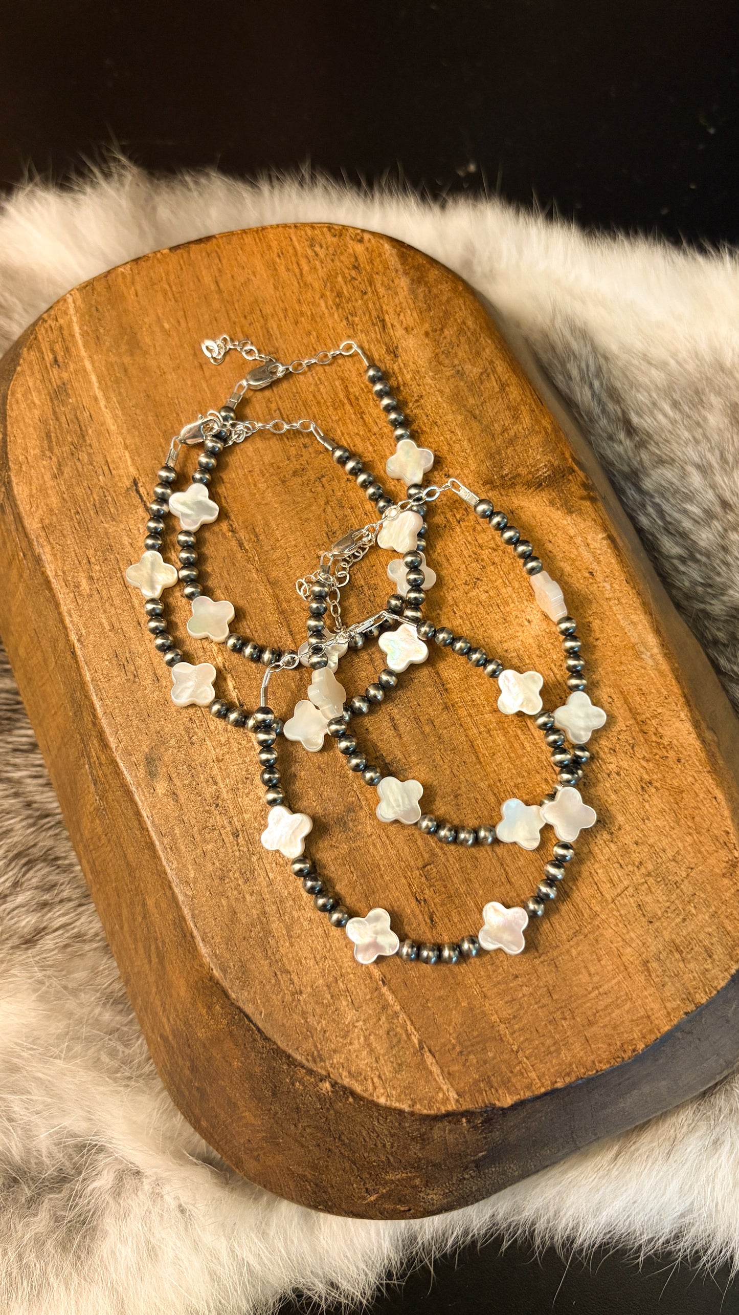 MOTHER OF PEARL CLOVER BRACELET