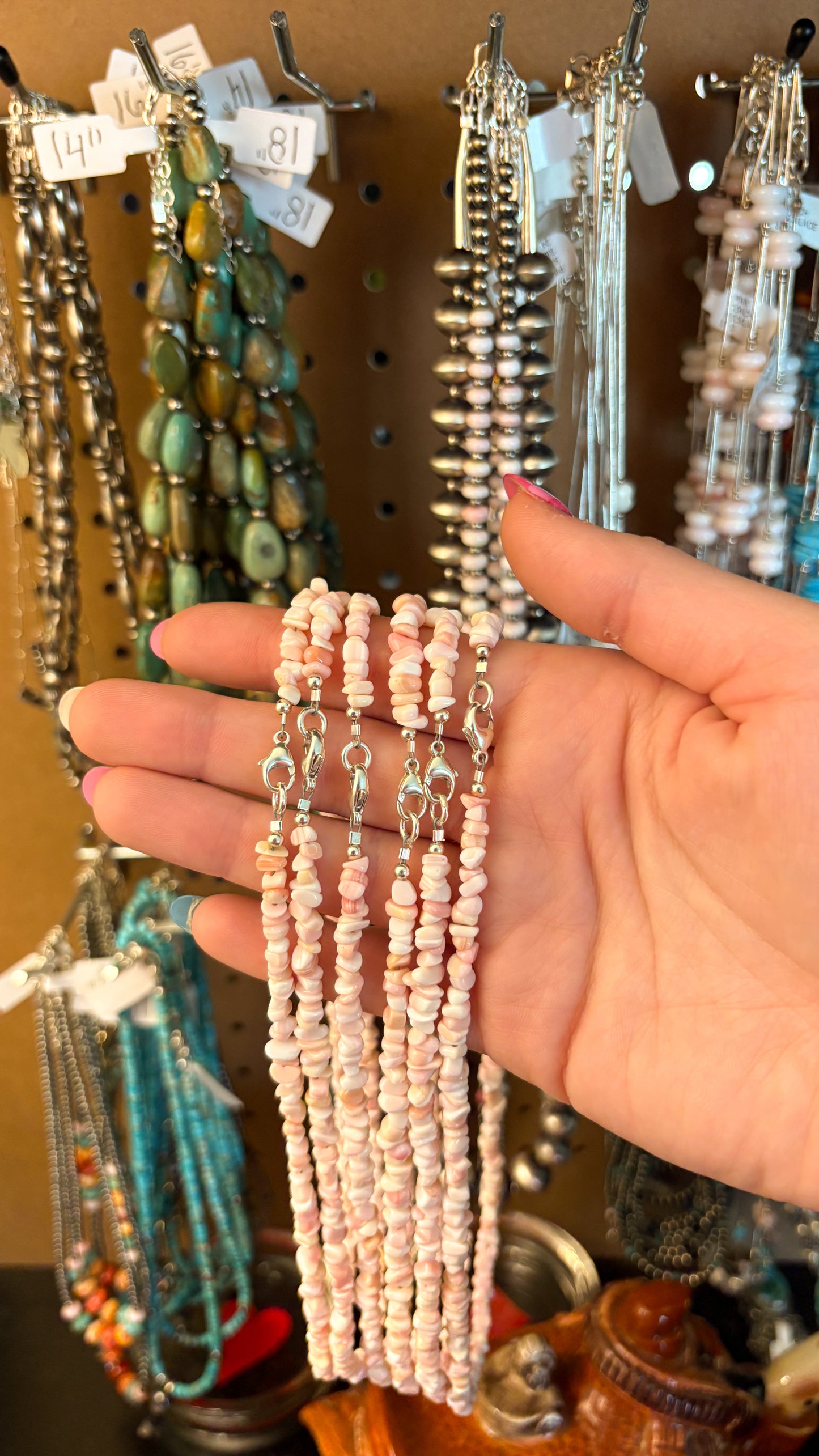 PINK CONCH CHIP NECKLACE