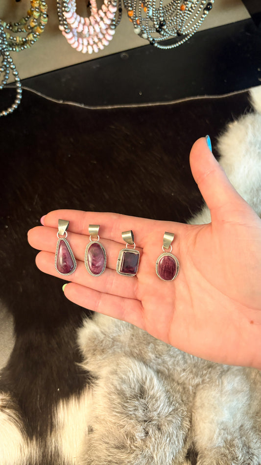 PURPLE SPINY OYSTER PENDANT W ROPE BEZEL