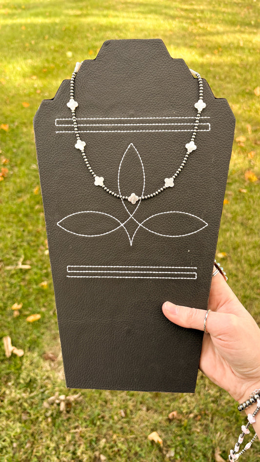 MOTHER OF PEARL CLOVER NECKLACE