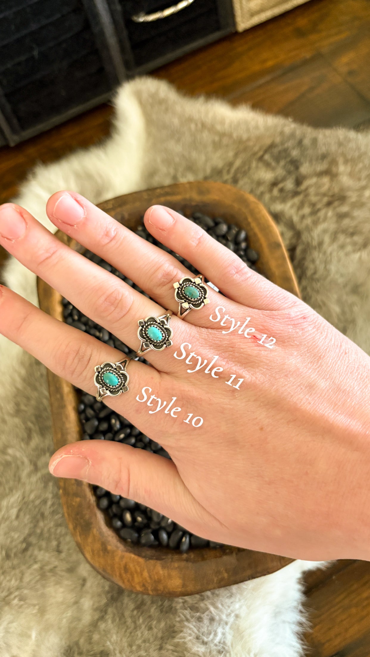 TURQUOISE RING W STERLING SILVER DETAIL