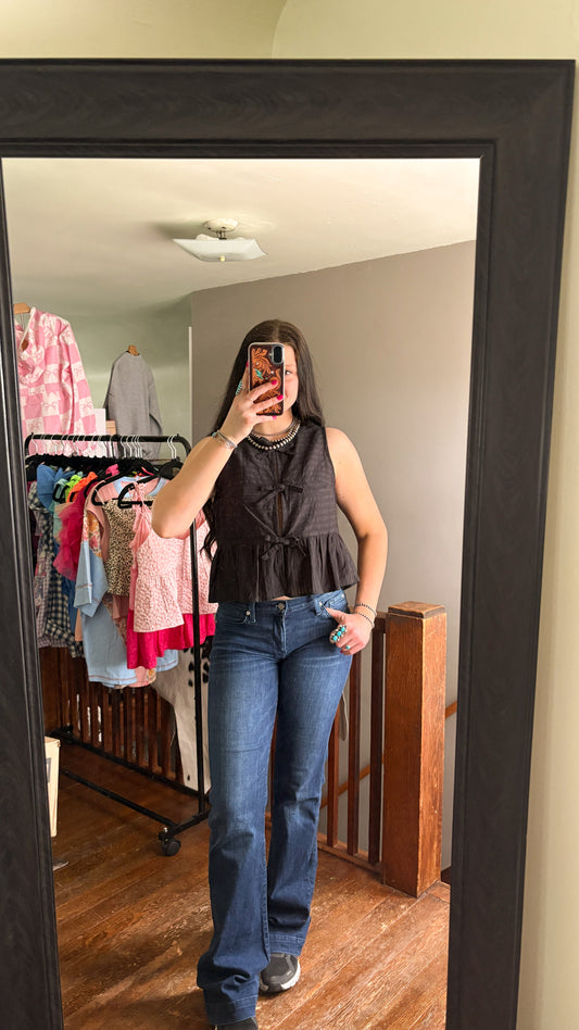 BLACK SLEEVELESS TIE TOP
