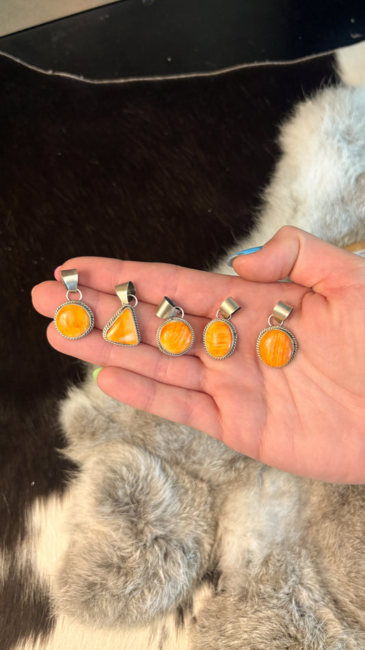 ORANGE SPINY OYSTER PENDANT W ROPE BEZEL